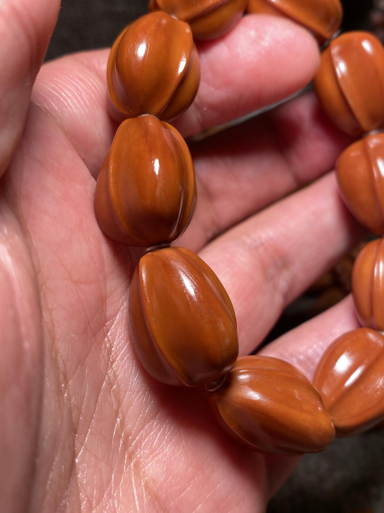 捡漏苏州非物质文化遗产，核雕艺术老苏工 福利苏工核雕，纯手工铁核鱼背，10年老料，个性十足，等待有缘人，市场无同款，尺寸1。68x2.1左右喜欢的来