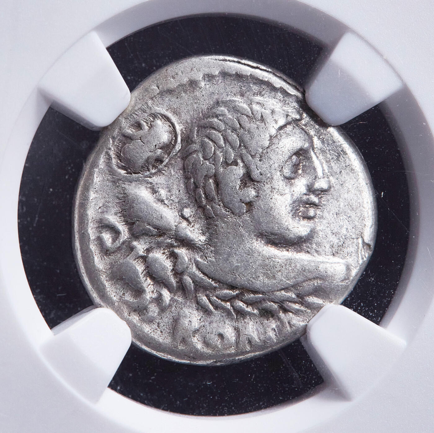 【俄甄集藏】满园春色-2026年(051)04-22星期三 晚 19:30 全场包邮 古罗马共和国公元前100年大力神1第纳尔罗马女神银币，NGC ChV(Str 5/5, Sur 3/5)，正面大力神赫拉克勒斯侧身像，肩扛狼牙棒左上有一面盾牌，古罗马时期很少见的形象，背面罗马护神手持花环与丰饶角给持长矛站立的罗马女神加冕，下方制币官铭文，少见品种