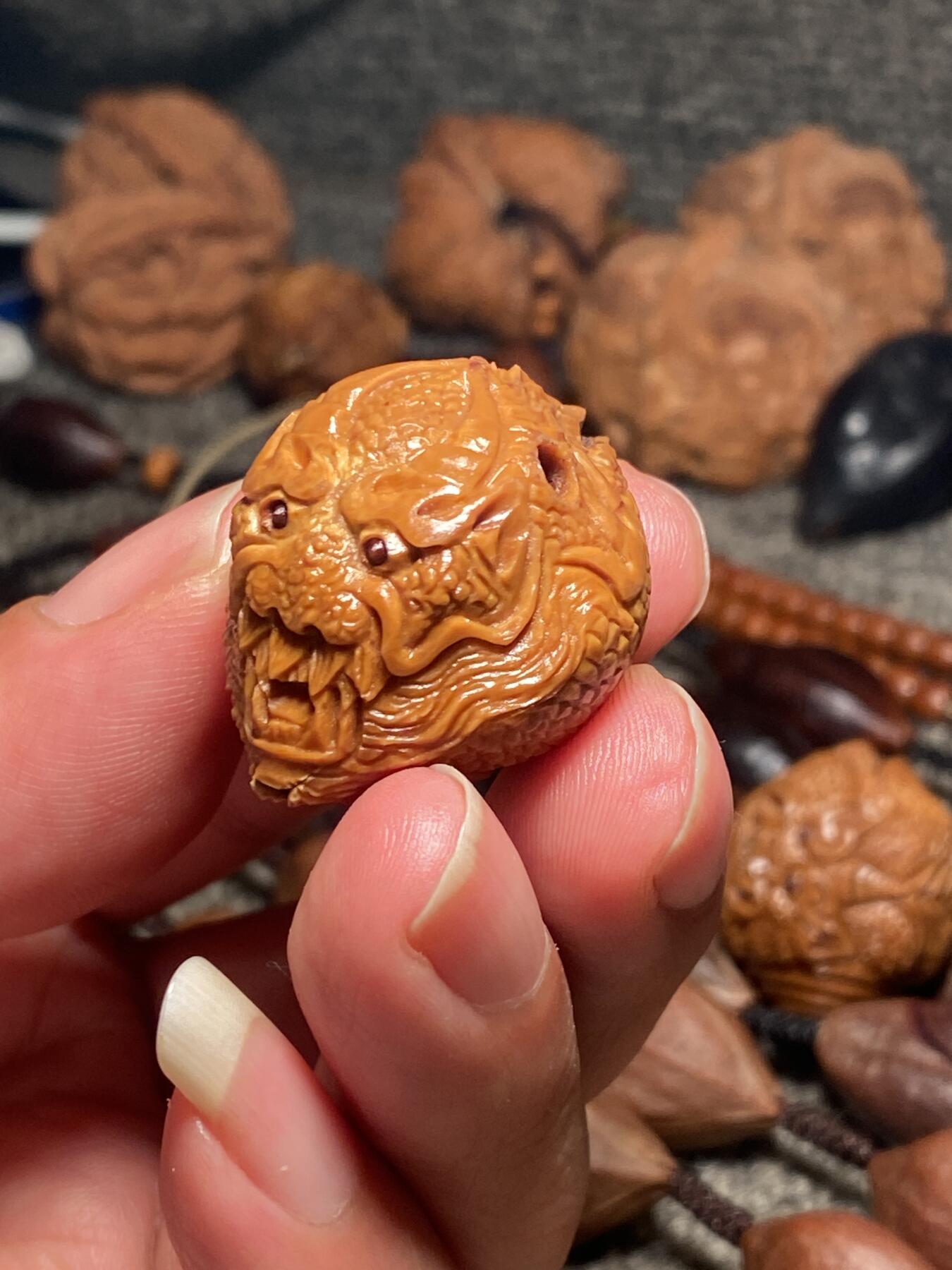 捡漏苏州非物质文化遗产，核雕艺术老苏工 福利苏工核雕纯手工龙行天下单籽，雕工深峻，个性十足，等待有缘人，尺寸2.8x3.45喜欢的来