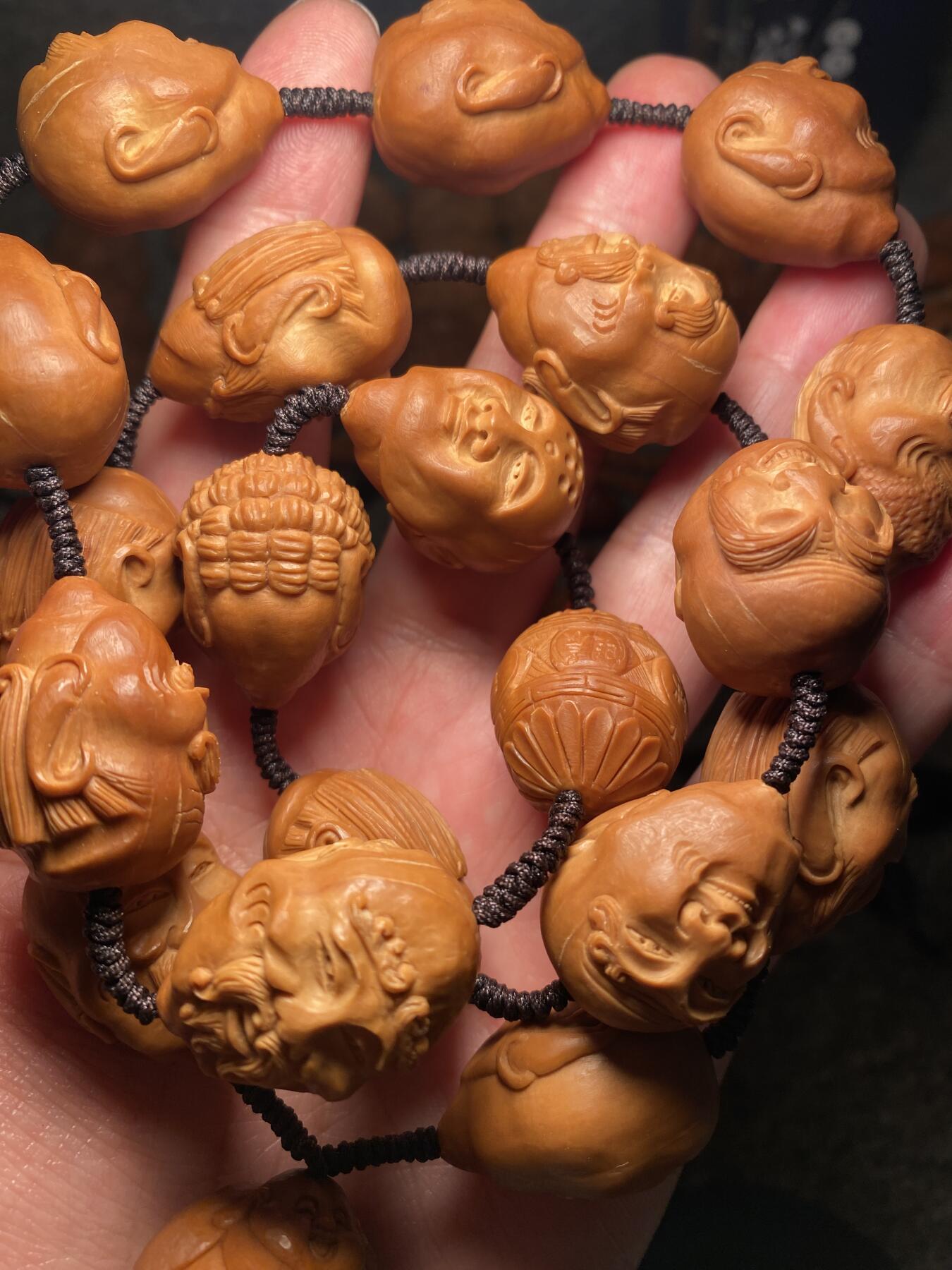 捡漏苏州非物质文化遗产，核雕艺术老苏工 福利苏工核雕纯手工老手艺，殷派十八罗汉，雕工深峻，个性十足，等待有缘人，尺寸2。15x2.9喜欢的来