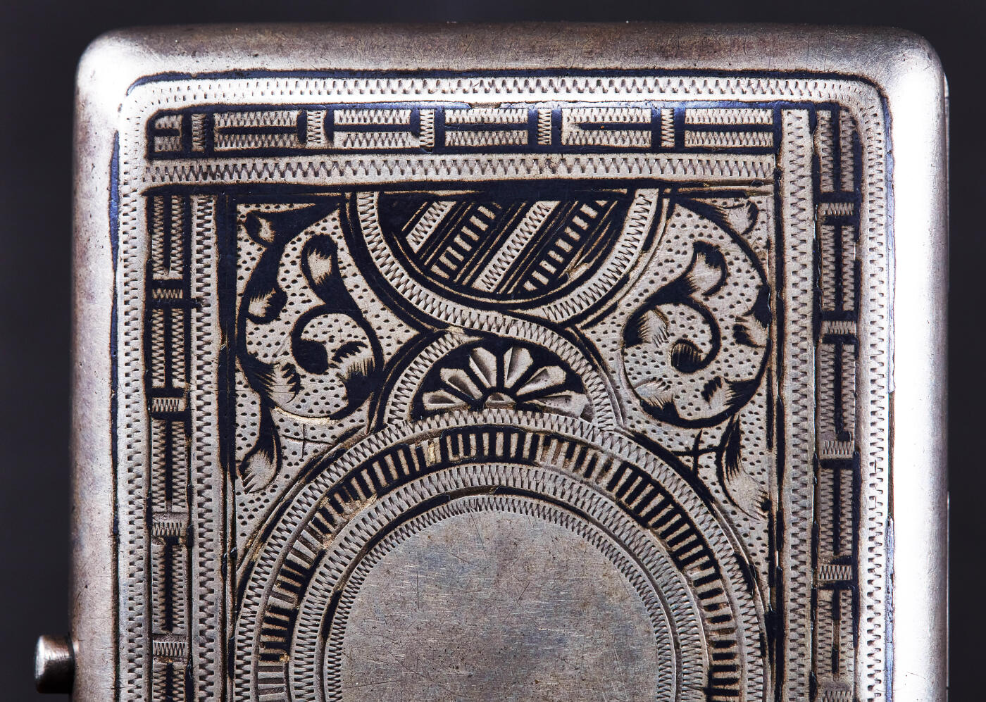 【俄甄集藏】满园春色-2026年(051)04-22星期三 晚 19:30 全场包邮 沙俄19世纪伏尔加河畔风光山水风景乌银珐琅（Niello）工艺内镀金刻花古董银烟盒，莫斯科著名乌银工艺大师尼古拉·米哈伊洛维奇·博比尔作品，长：105mm，宽：75mm，重量：141.2克，84戳记，含银量87.5%，俄系银器戳记为96进制，设计精美，纯手工制作，保存完好难得，有使用痕迹