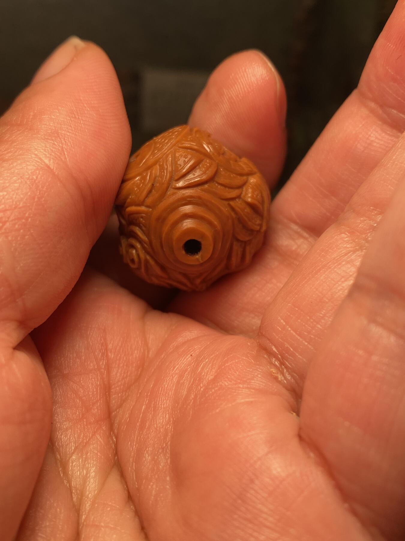 捡漏苏州非物质文化遗产，核雕艺术老苏工 福利苏工核雕纯手工铁核数钱三通，雕工深峻，个性十足，等待有缘人，尺寸2。7x2.9,目前核界最大尺寸喜欢的来