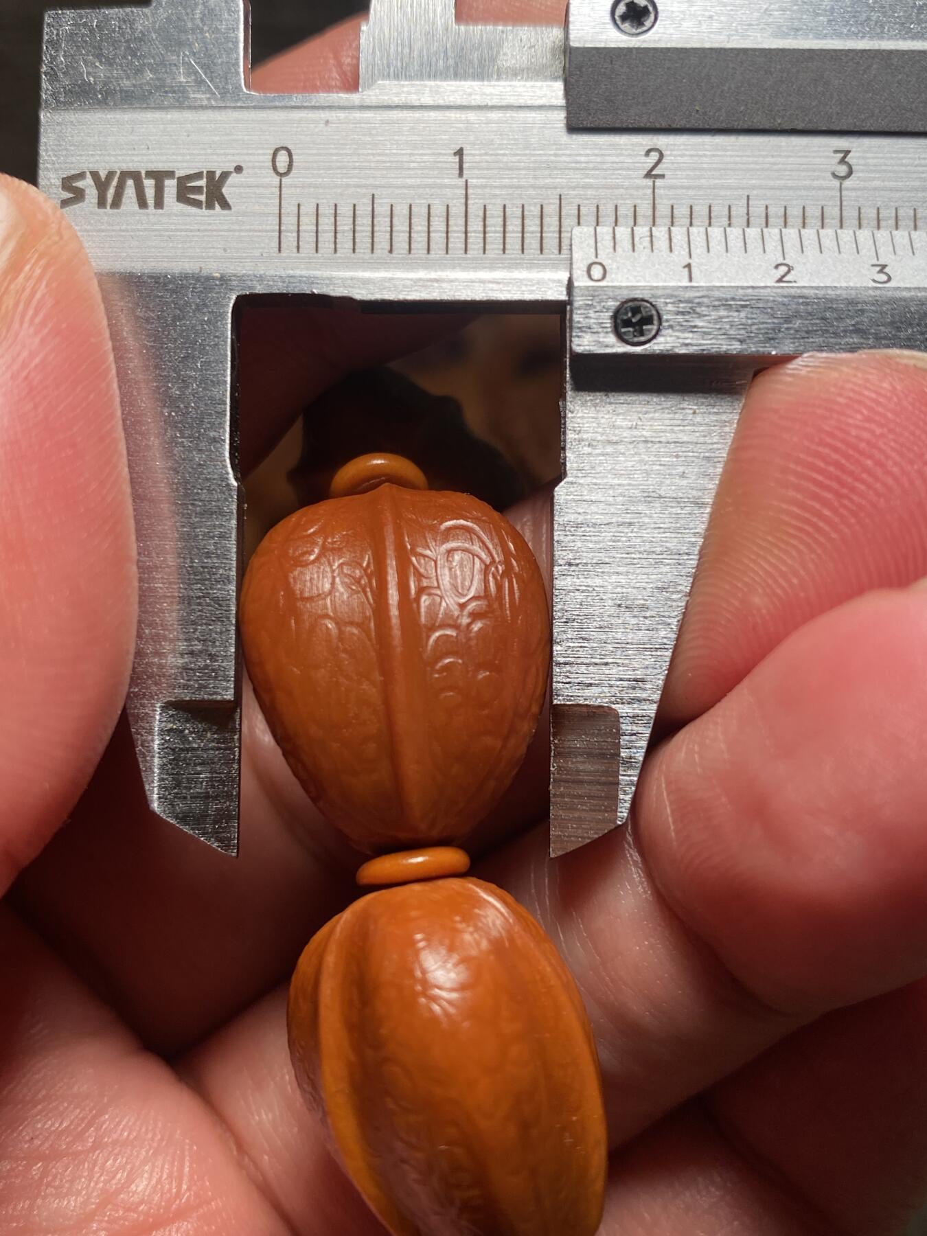 捡漏苏州非物质文化遗产，核雕艺术老苏工 福利苏工核雕，纯手工回纹铁核鱼背，10年老料，个性十足，等待有缘人，市场无同款，尺寸1。68x2.1左右喜欢的来