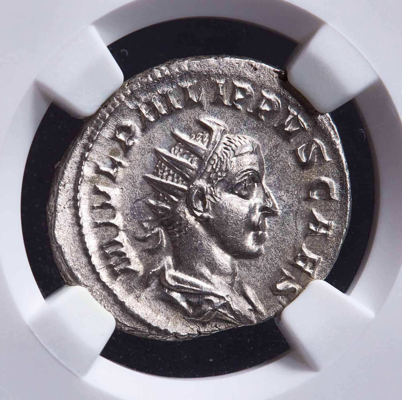 【俄甄集藏】满园春色-2026年(051)04-22星期三 晚 19:30 全场包邮 古罗马帝国公元247-249年菲利普二世双第纳尔银币，NGC ChAU (Str 5/5, Sur 3/5)，罗马造币厂打制，正面菲利普二世桂冠头像，币文：菲利普，凯撒，背面菲利普二世戎装持球和矛站像，直径23mm，重3.57克，菲利普二世7岁立为凯撒，10岁晋升为奥古斯都，原味包浆，状态难得