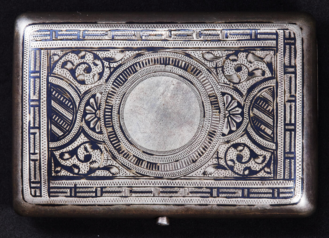 【俄甄集藏】满园春色-2026年(051)04-22星期三 晚 19:30 全场包邮 沙俄19世纪伏尔加河畔风光山水风景乌银珐琅（Niello）工艺内镀金刻花古董银烟盒，莫斯科著名乌银工艺大师尼古拉·米哈伊洛维奇·博比尔作品，长：105mm，宽：75mm，重量：141.2克，84戳记，含银量87.5%，俄系银器戳记为96进制，设计精美，纯手工制作，保存完好难得，有使用痕迹