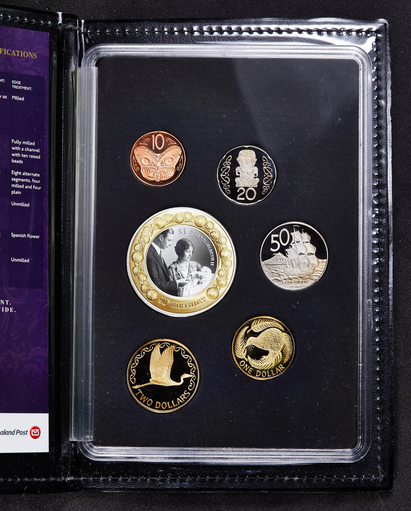 【俄甄集藏】满园春色-2026年(051)04-22星期三 晚 19:30 全场包邮 新西兰2016年纪念伊丽莎白二世90寿辰精制封装套币，含1枚镀金1盎司999纯银精制大银币，发行量1500套