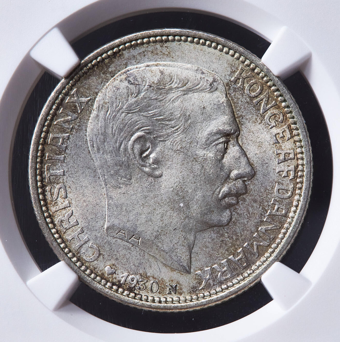 【俄甄集藏】满园春色-2026年(051)04-22星期三 晚 19:30 全场包邮 丹麦1930年克里斯蒂安十世60寿辰2克朗纪念银币，NGC MS64，黄油彩包浆，转光品相