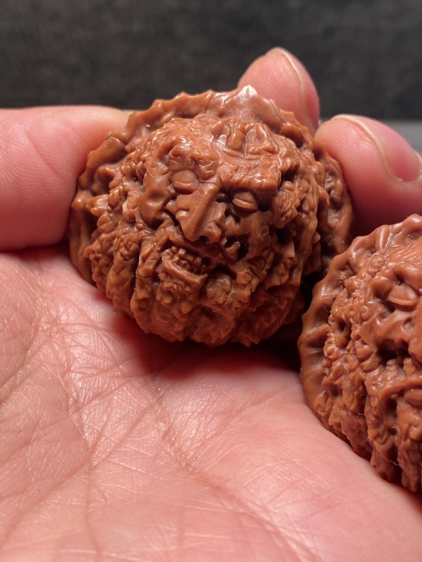 捡漏苏州非物质文化遗产，核雕艺术老苏工 福利苏工核雕，纯手工雕刻,核桃老苏工留刀痕达摩百态，个性十足，等待有缘人，市场无同款，尺寸4。2喜欢的来