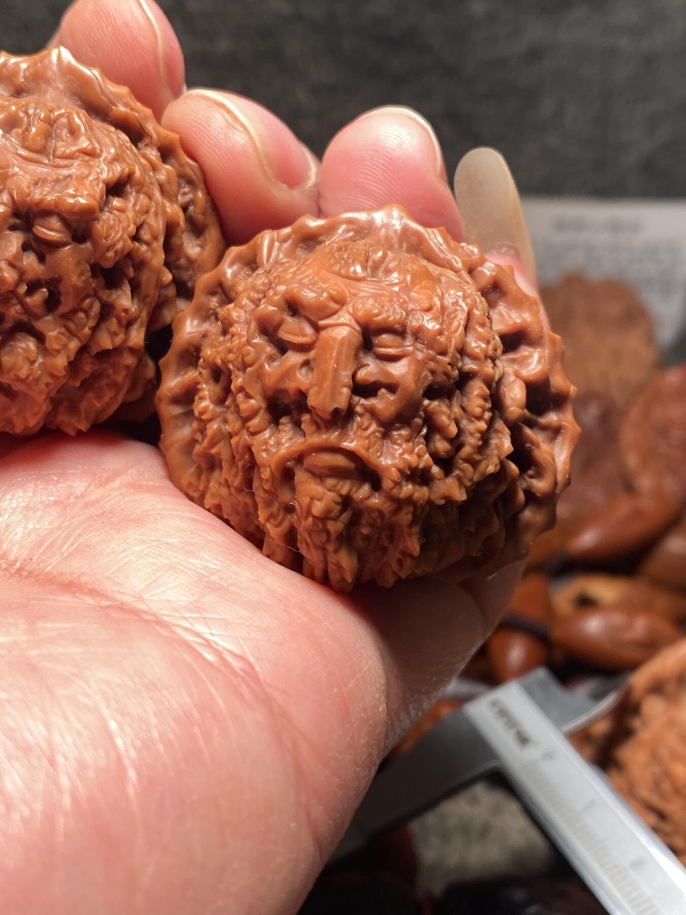 捡漏苏州非物质文化遗产，核雕艺术老苏工 福利苏工核雕，纯手工雕刻,核桃老苏工留刀痕达摩百态，个性十足，等待有缘人，市场无同款，尺寸4。2喜欢的来