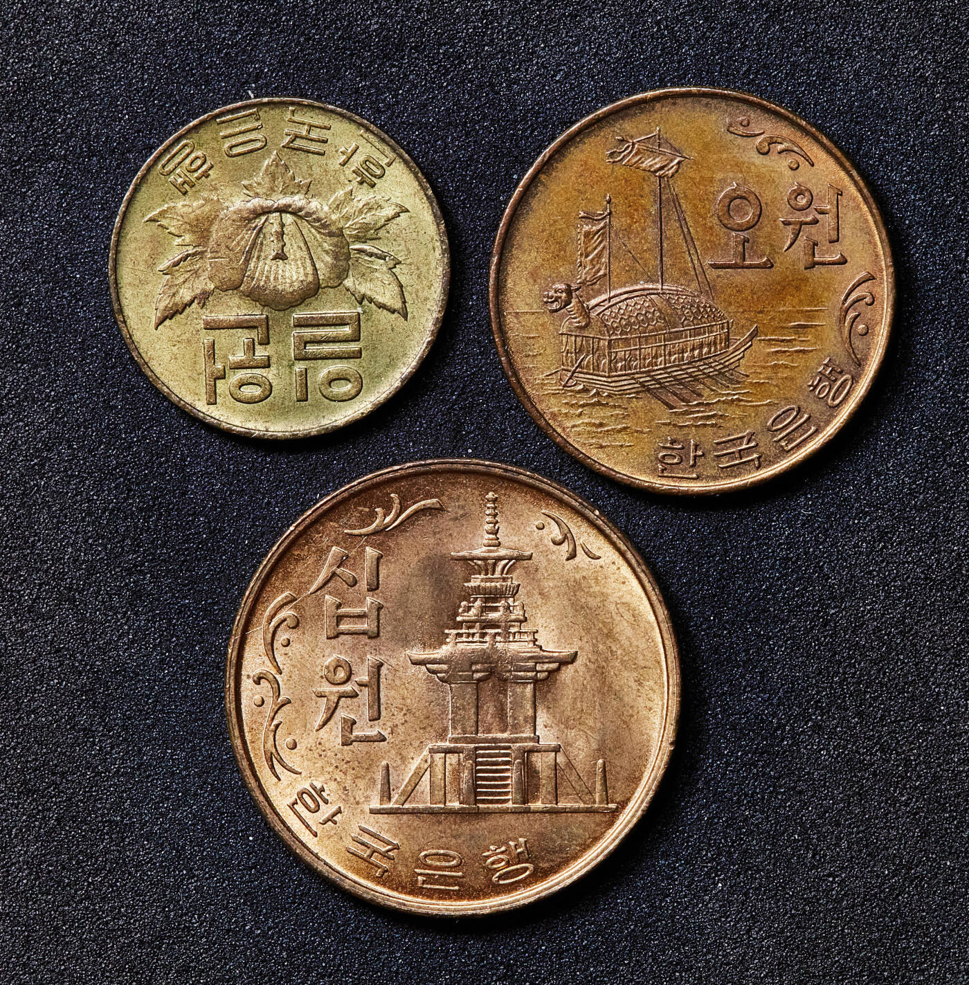 【俄甄集藏】满园春色-2026年(051)04-22星期三 晚 19:30 全场包邮 韩国1966-1969年1、5、10元铜币三枚一组，早期版原光少见