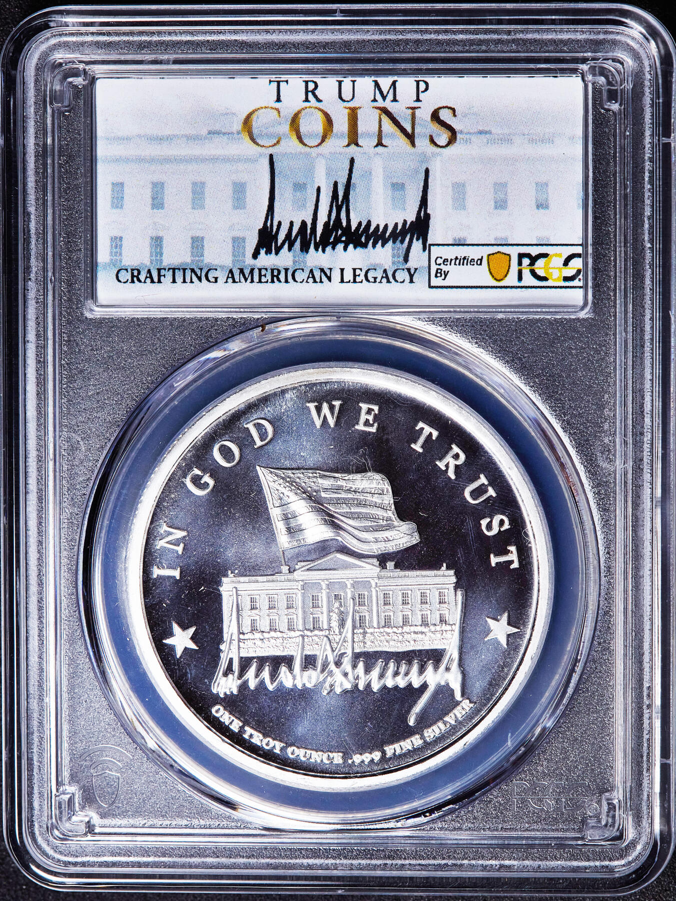 【俄甄集藏】满园春色-2026年(051)04-22星期三 晚 19:30 全场包邮 美国2024年纪念特朗普当选美国总统入驻白宫1盎司精制银章，PCGS Gem Proof，特殊标签，重1盎司，999银，章完好，划痕是外盒上