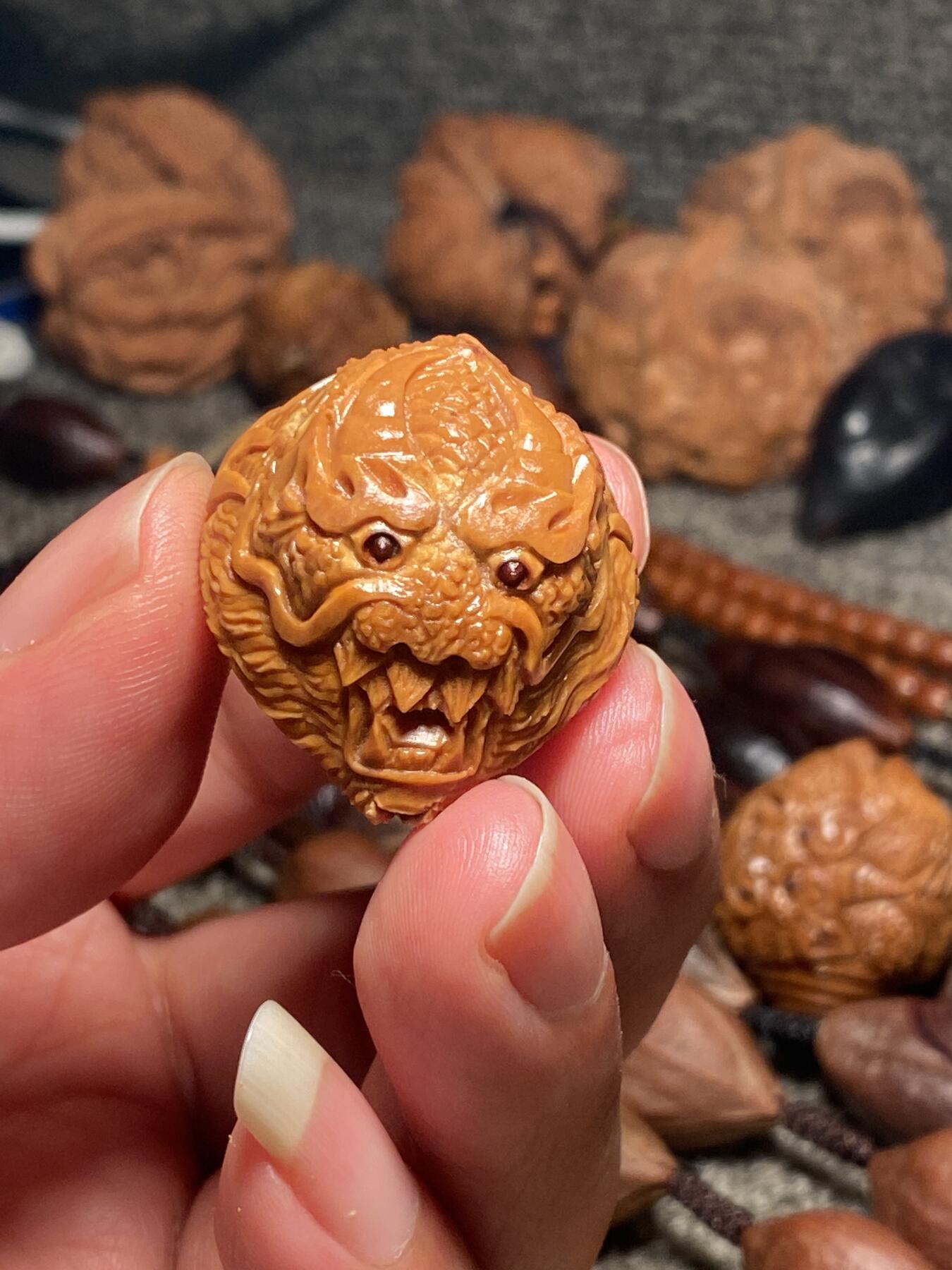 捡漏苏州非物质文化遗产，核雕艺术老苏工 福利苏工核雕纯手工龙行天下单籽，雕工深峻，个性十足，等待有缘人，尺寸2.8x3.45喜欢的来