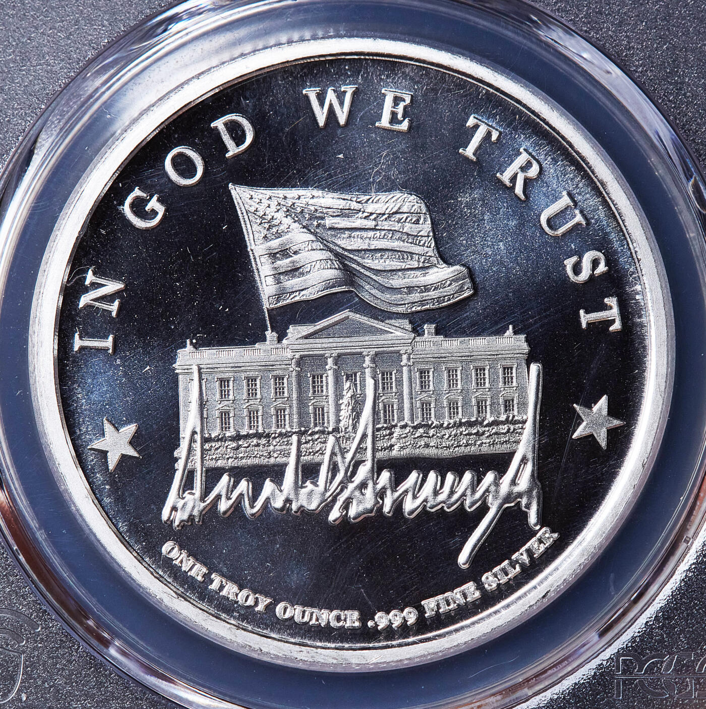 【俄甄集藏】满园春色-2026年(051)04-22星期三 晚 19:30 全场包邮 美国2024年纪念特朗普当选美国总统入驻白宫1盎司精制银章，PCGS Gem Proof，特殊标签，重1盎司，999银，章完好，划痕是外盒上