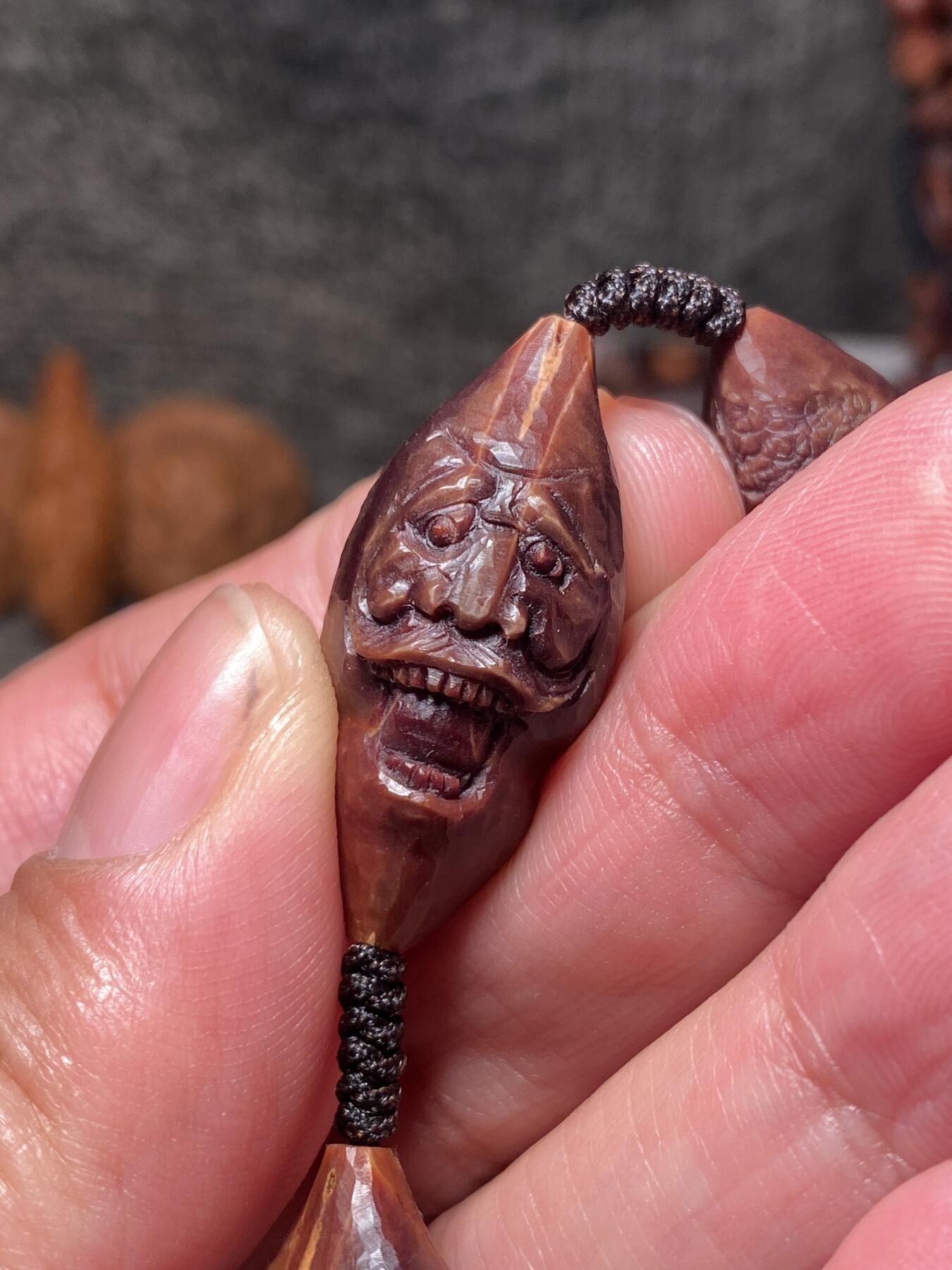 捡漏苏州非物质文化遗产，核雕艺术老苏工 福利苏工核雕纯手工老手艺名家王红秋老师雕刻异型紫核全刀工福禄十八罗汉，雕工深峻，个性十足，等待有缘人，尺寸1。5x3。2喜欢的来