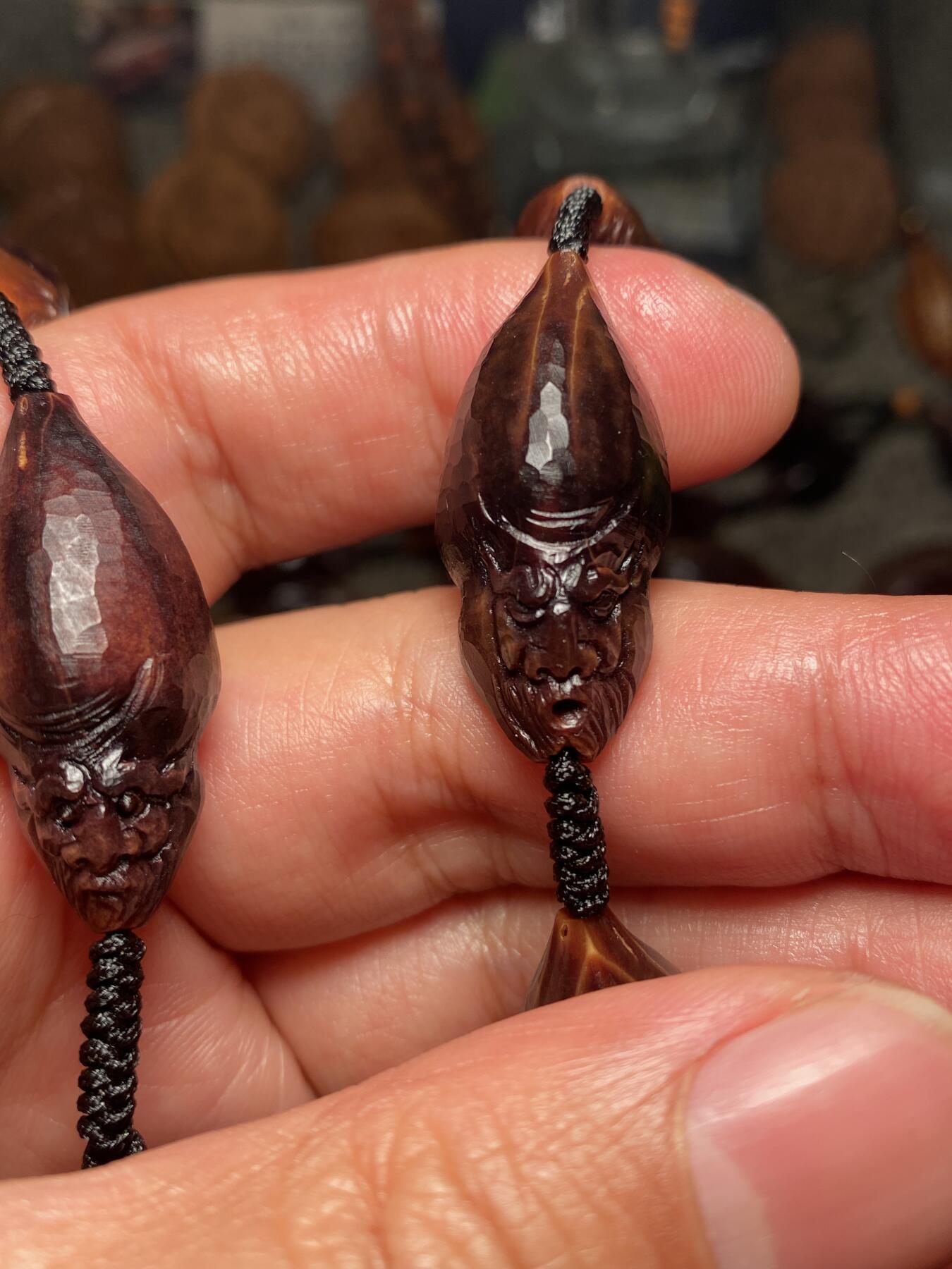 捡漏苏州非物质文化遗产，核雕艺术老苏工 福利苏工核雕纯手工老手艺名家王红秋老师雕刻异型紫核全刀工福禄寿百态，雕工深峻，个性十足，等待有缘人，尺寸1。5x3。2喜欢的来