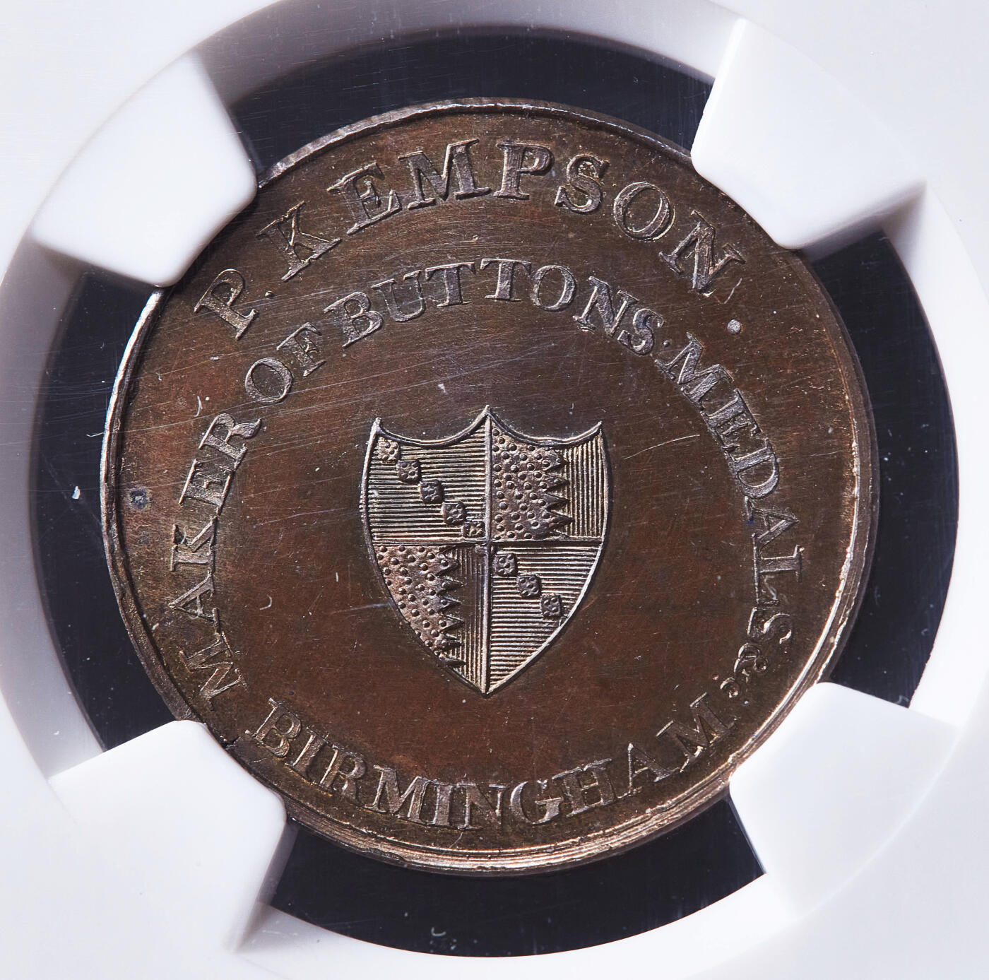 【俄甄集藏】满园春色-2026年(051)04-22星期三 晚 19:30 全场包邮 英国1790年代沃里克郡伯明翰纽扣制造商彼得·肯普森1/2便士圣约翰礼拜堂商业代用铜币，NGC MS64，巧克力包浆，类精制底板，原光品相，设计精美，币完好，划痕是外盒上