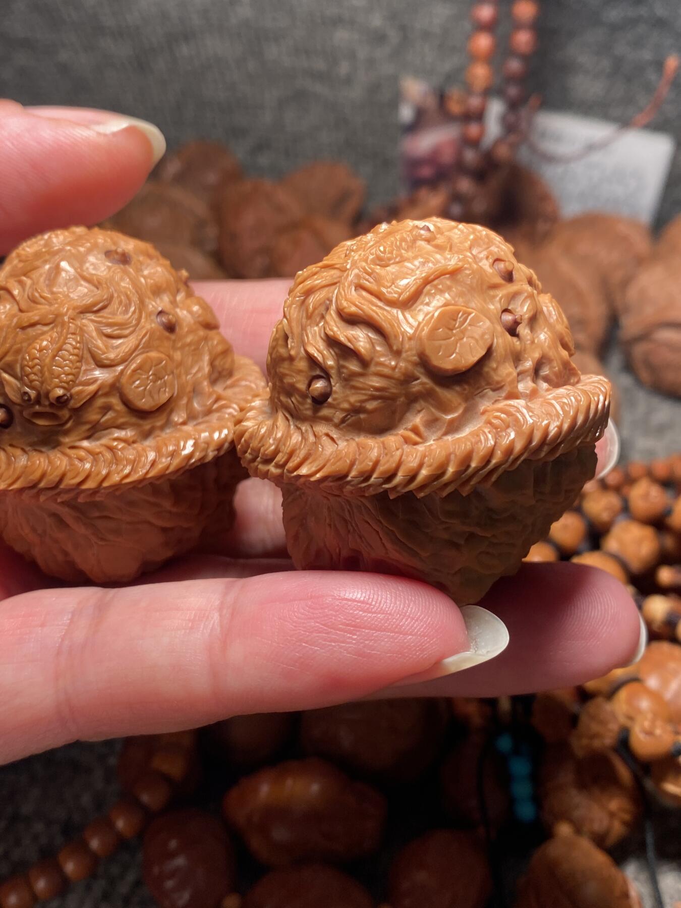 捡漏苏州非物质文化遗产，核雕艺术老苏工 福利苏工核雕，纯手工雕刻,核桃老苏工留刀痕腰缠万贯，金玉满堂，年年有余，好运连连，个性十足，等待有缘人，市场无同款，尺寸4。3喜欢的来