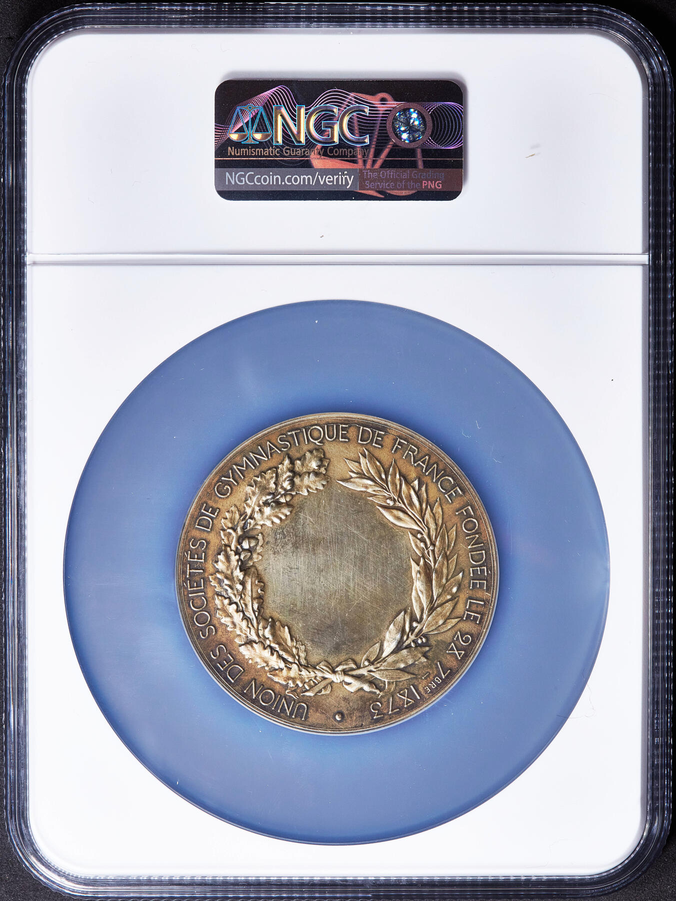 【俄甄集藏】满园春色-2026年(051)04-22星期三 晚 19:30 全场包邮 法国1873年玛丽安娜全身像体操联盟镀金大银章，NGC MS61，高浮雕，五彩包浆，著名雕刻师亨利·沙普作品，直径：58mm，丰饶角铭，稀少品种