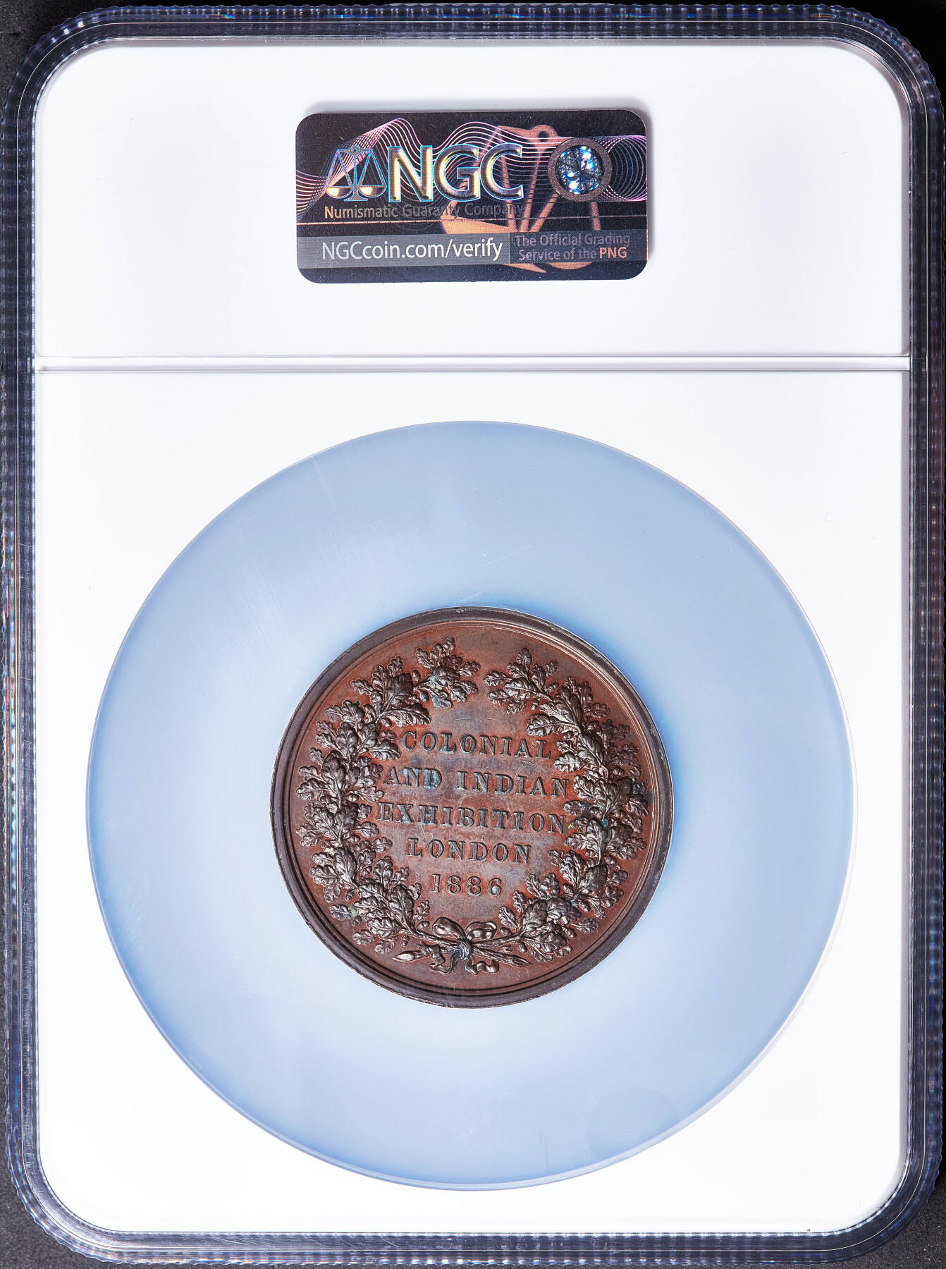 【俄甄集藏】满园春色-2026年(051)04-22星期三 晚 19:30 全场包邮 英国1886年阿尔伯特·爱德华威尔士亲王头像（即后来的英国国王爱德华七世）纪念在伦敦召开的英国殖民地与印度博览会大铜章，NGC MS62，巧克力包浆，高浮雕，类精制底板，皇家造币厂首席雕刻师莱昂纳德·查尔斯·怀恩作品，直径：52mm