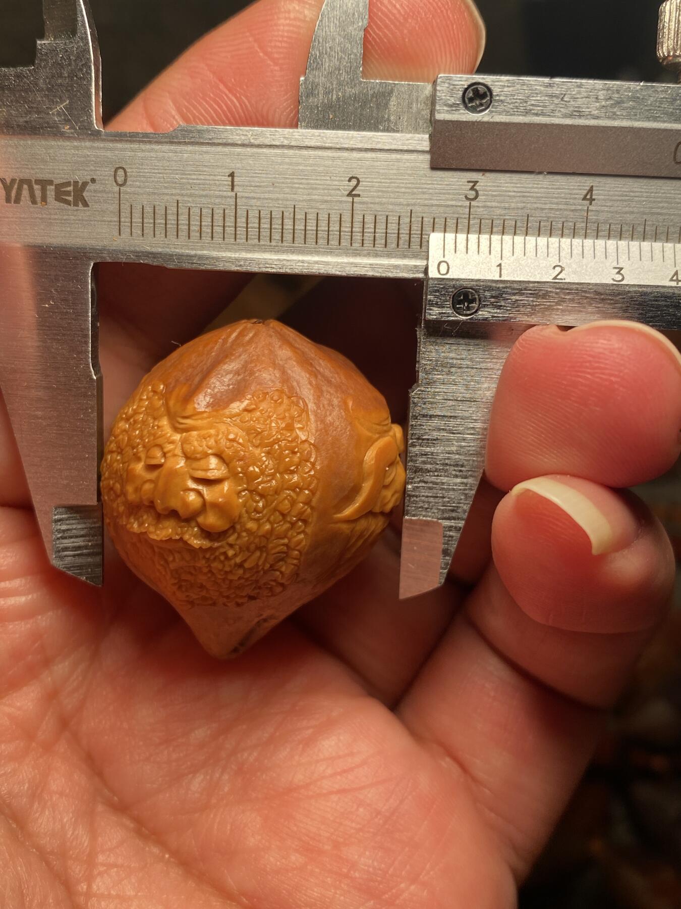 捡漏苏州非物质文化遗产，核雕艺术老苏工 福利苏工核雕纯手工群仙单籽，雕工深峻，个性十足，等待有缘人，尺寸2.8x3.35喜欢的来