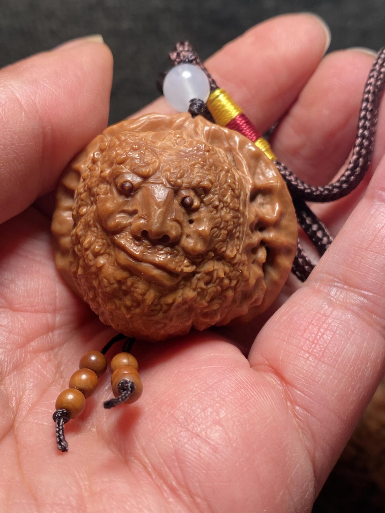捡漏苏州非物质文化遗产，核雕艺术老苏工 福利苏工核雕，纯手工雕刻,核桃老苏工留刀痕双面达摩百态手把件，个性十足，等待有缘人，市场无同款，尺寸4。2喜欢的来