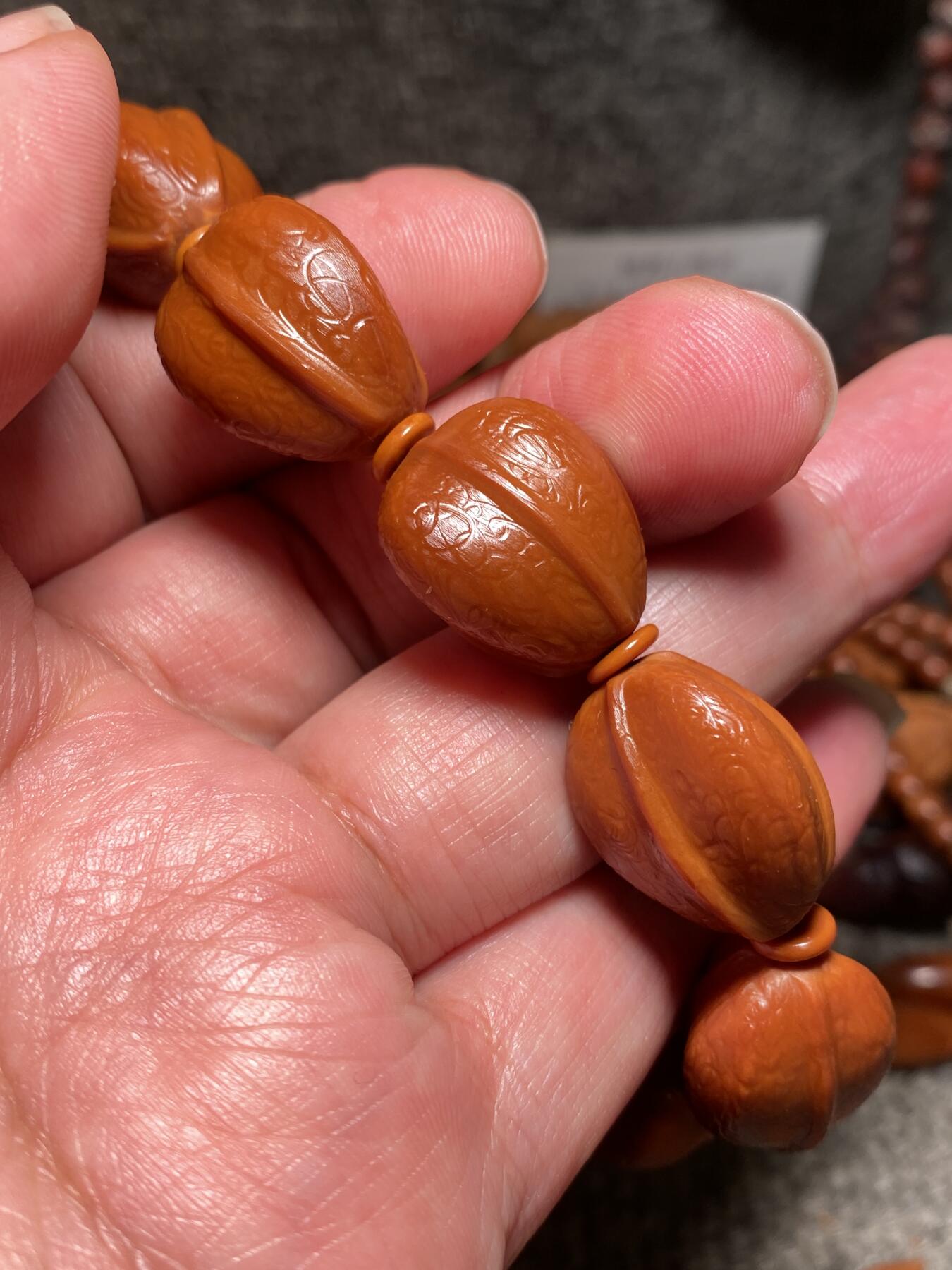 捡漏苏州非物质文化遗产，核雕艺术老苏工 福利苏工核雕，纯手工回纹铁核鱼背，10年老料，个性十足，等待有缘人，市场无同款，尺寸1。68x2.1左右喜欢的来