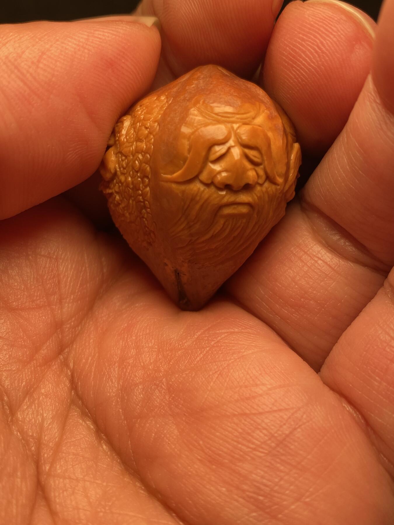 捡漏苏州非物质文化遗产，核雕艺术老苏工 福利苏工核雕纯手工群仙单籽，雕工深峻，个性十足，等待有缘人，尺寸2.8x3.35喜欢的来