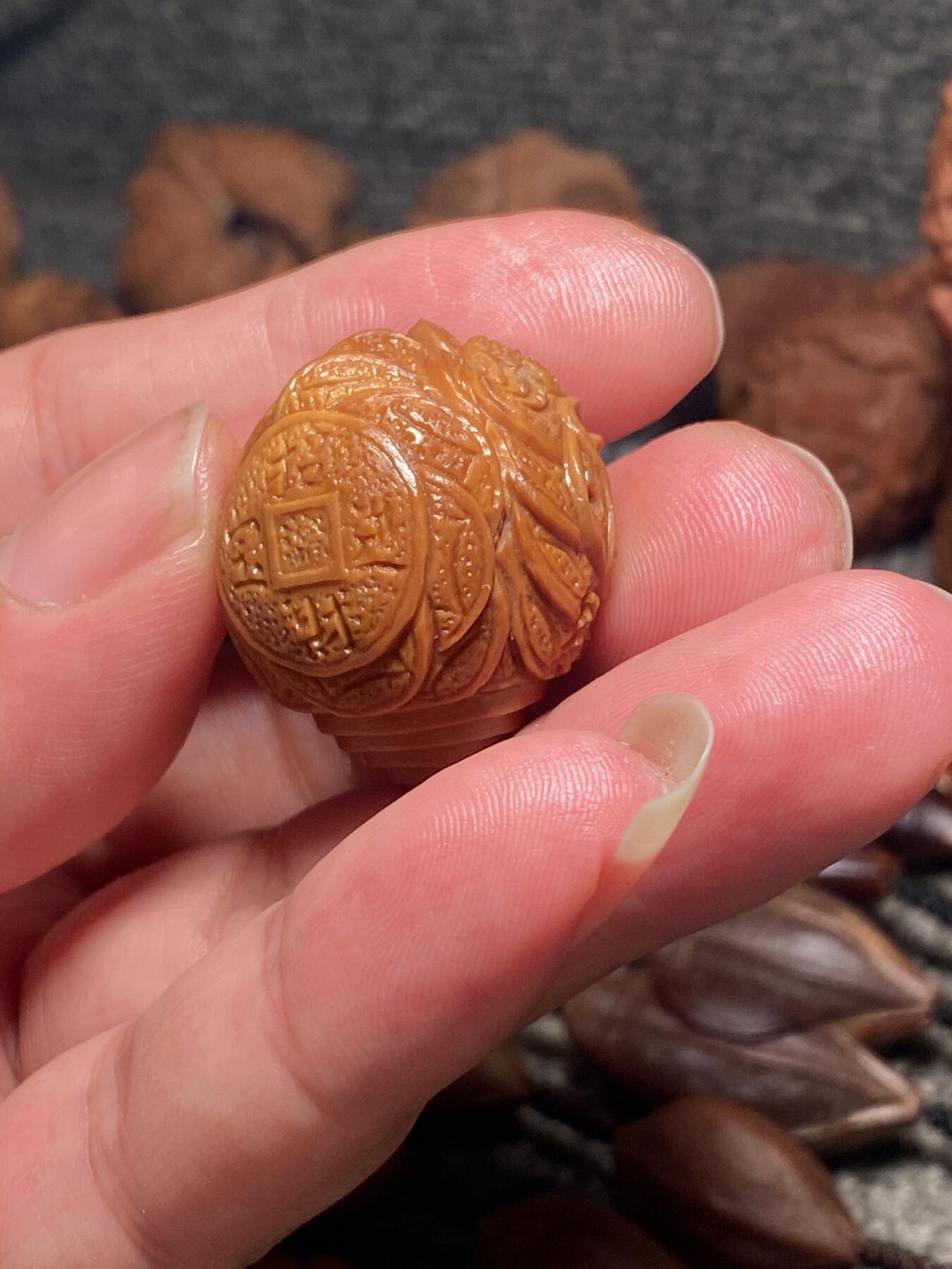 捡漏苏州非物质文化遗产，核雕艺术老苏工 福利苏工核雕纯手工独角吞金兽三通，雕工深峻，个性十足，等待有缘人，尺寸2.65x22.98,目前核界最大尺寸喜欢的来