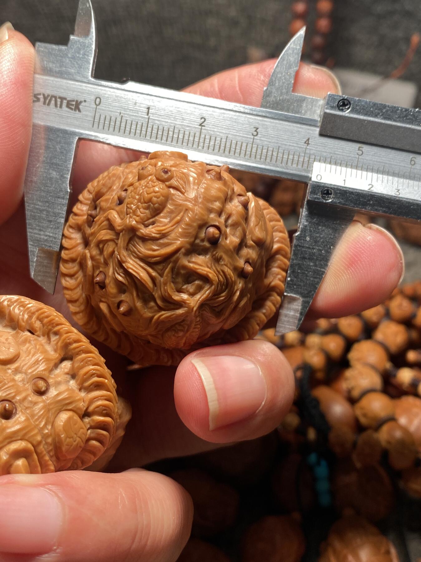 捡漏苏州非物质文化遗产，核雕艺术老苏工 福利苏工核雕，纯手工雕刻,核桃老苏工留刀痕腰缠万贯，金玉满堂，年年有余，好运连连，个性十足，等待有缘人，市场无同款，尺寸4。3喜欢的来