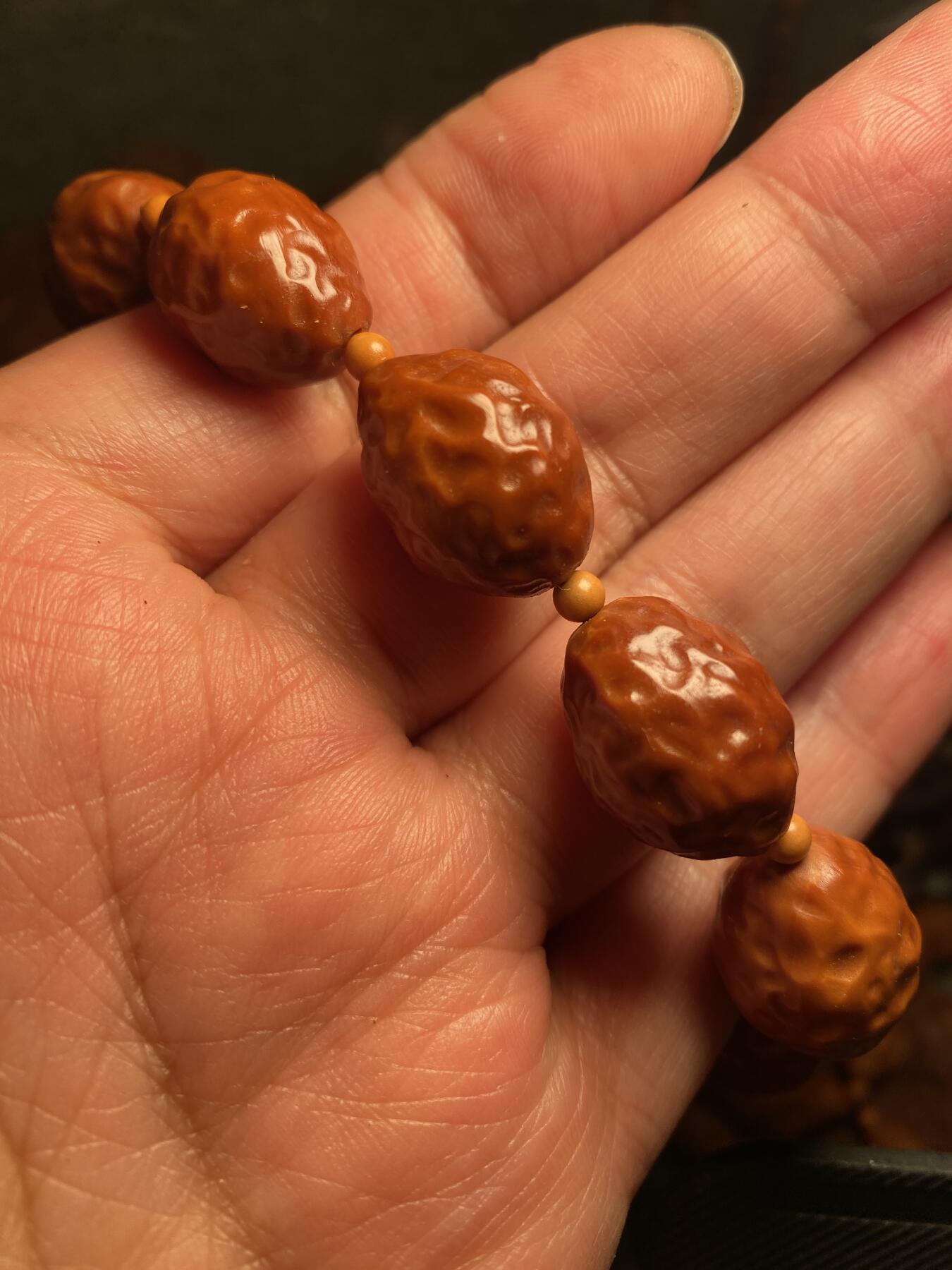 捡漏苏州非物质文化遗产，核雕艺术老苏工 福利苏工核雕，纯手工铁核大枣，10年老料，个性十足，等待有缘人，市场无同款，尺寸1。55x2.05左右喜欢的来