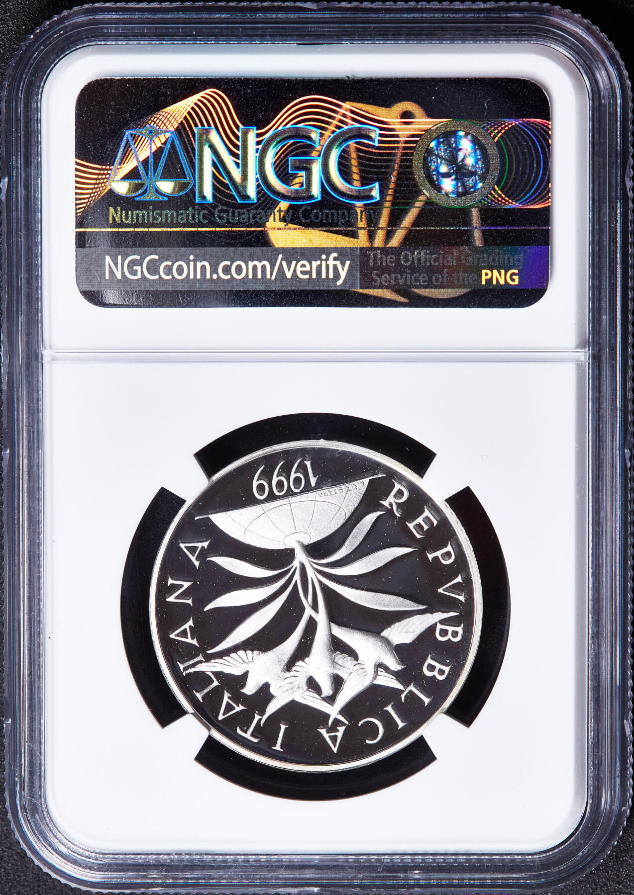 【俄甄集藏】满园春色-2026年(051)04-22星期三 晚 19:30 全场包邮 意大利1999年迎接千禧年5000里团结协作-圣弗朗西斯售衣典故精制银币，NGC PF69UC，重18克，835银，发行量8170枚，NGC35周年特殊标签，冠军