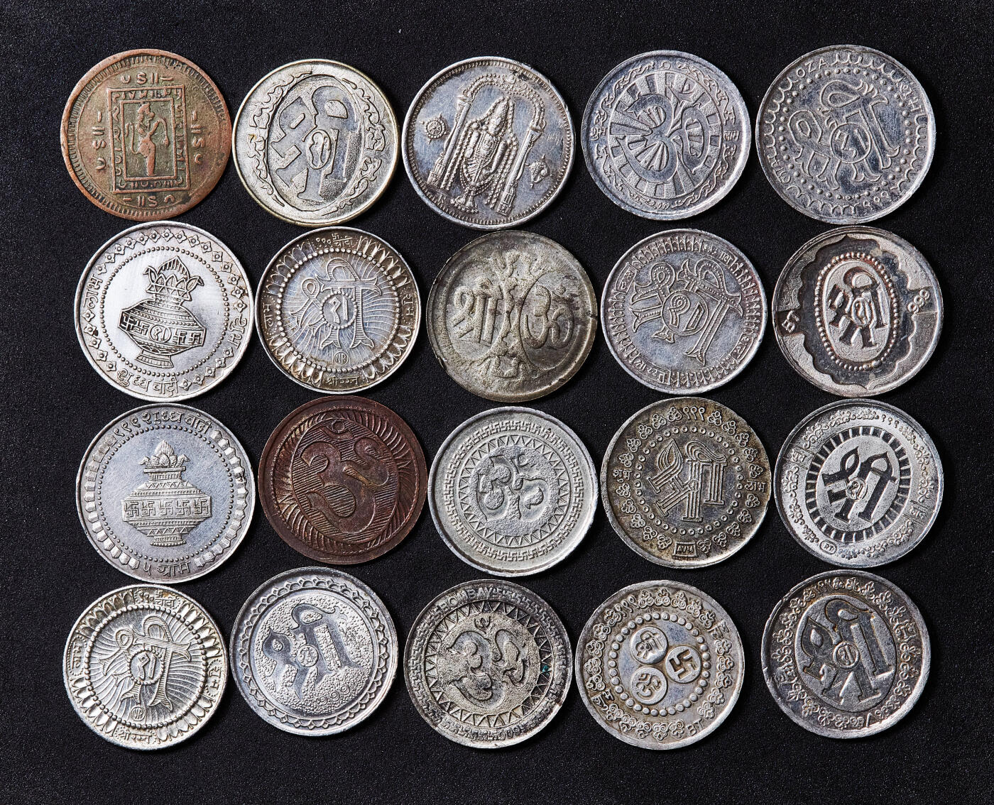 【俄甄集藏】满园春色-2026年(051)04-22星期三 晚 19:30 全场包邮 印度19-20世纪土邦印度教庙宇代用币一组，材质有银、铜、锌、合金等，最大直径：37mm，最小直径：19mm，共75枚