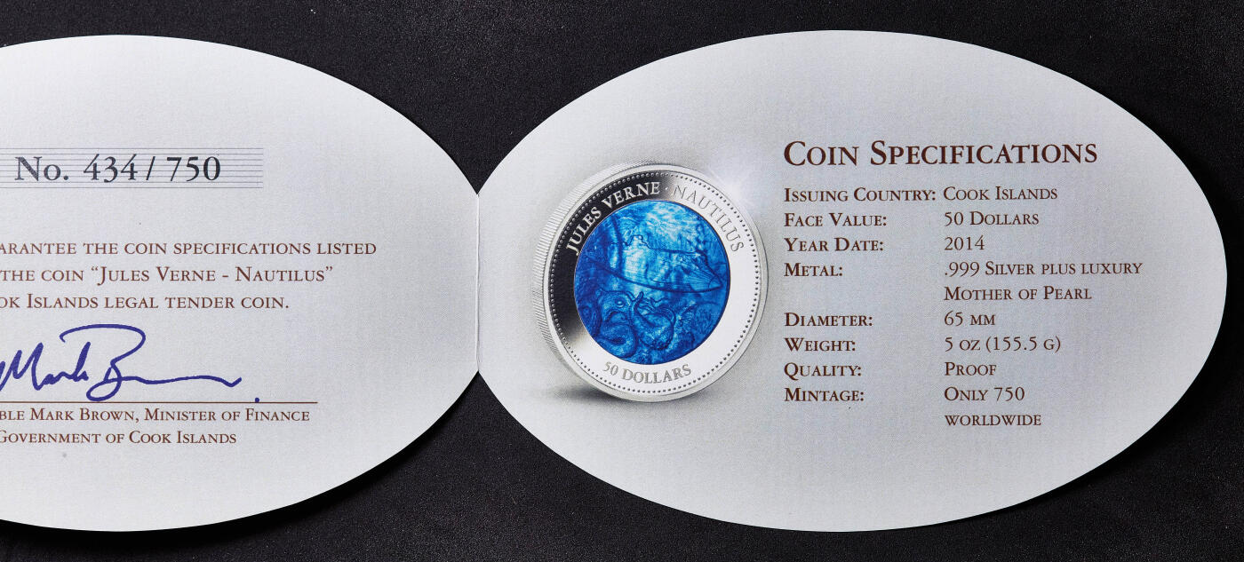 【俄甄集藏】满园春色-2026年(051)04-22星期三 晚 19:30 全场包邮 库克群岛2014年《海底两万里》-鹦鹉螺号潜艇5盎司蓝色珍珠贝母镶嵌50元精制大银币，原木盒精装，带证书，重155.55克，999银，发行量750枚，名誉品种