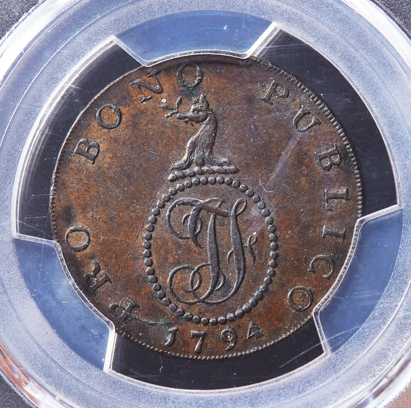 【俄甄集藏】满园春色-2026年(051)04-22星期三 晚 19:30 全场包邮 英国1794年萨福克郡哈弗希尔纺织厂1/2便士纺织工人与织布机商业代用铜币，PCGS AU58，巧克力包浆，经典品种币完好，划痕是外盒上