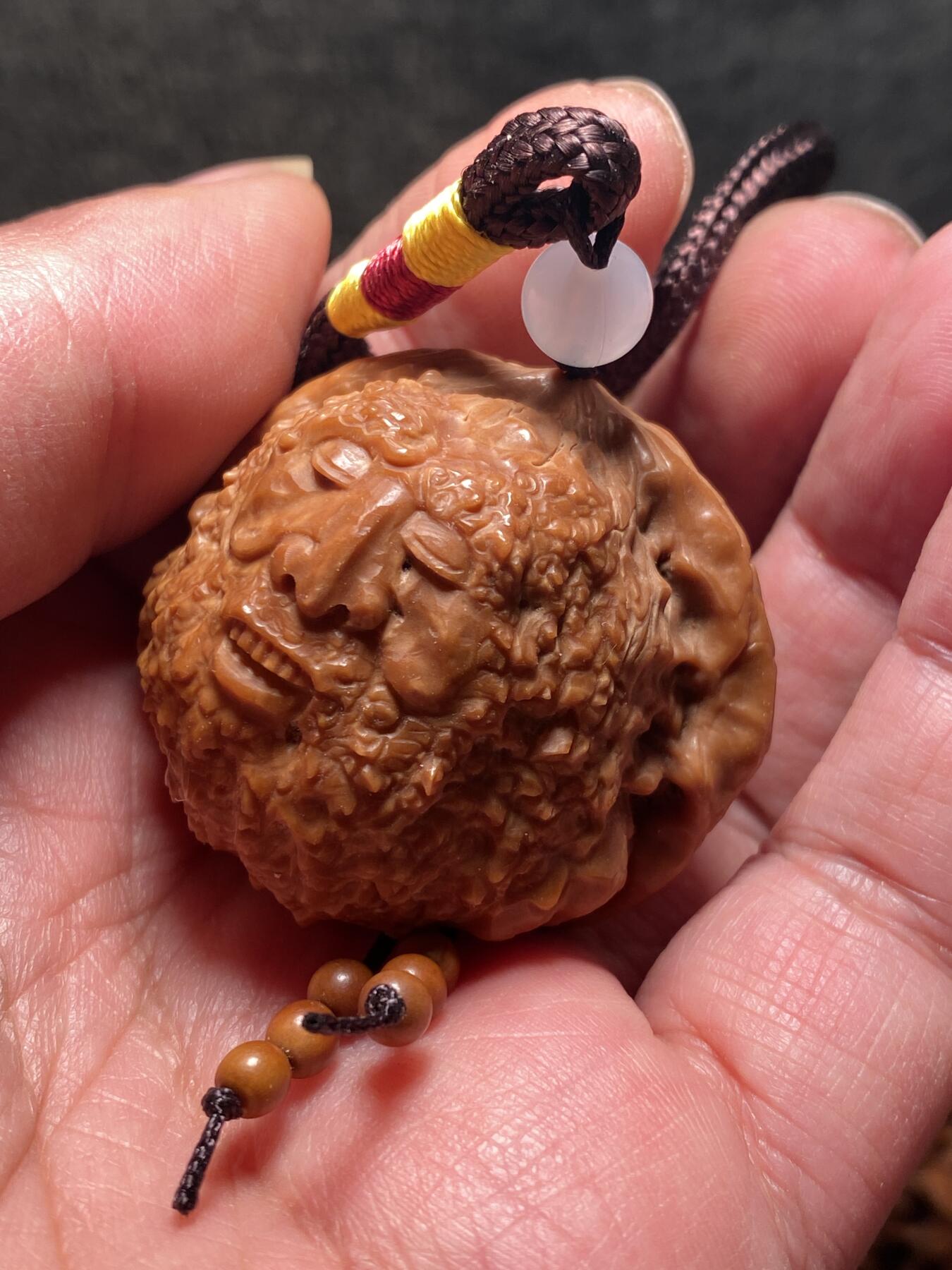 捡漏苏州非物质文化遗产，核雕艺术老苏工 福利苏工核雕，纯手工雕刻,核桃老苏工留刀痕双面达摩百态手把件，个性十足，等待有缘人，市场无同款，尺寸4。2喜欢的来