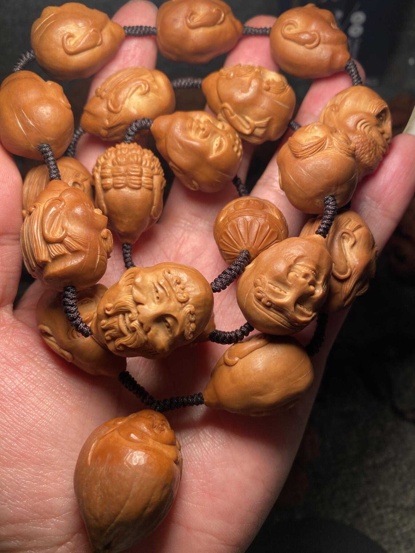 捡漏苏州非物质文化遗产，核雕艺术老苏工 福利苏工核雕纯手工老手艺，殷派十八罗汉，雕工深峻，个性十足，等待有缘人，尺寸2。15x2.9喜欢的来