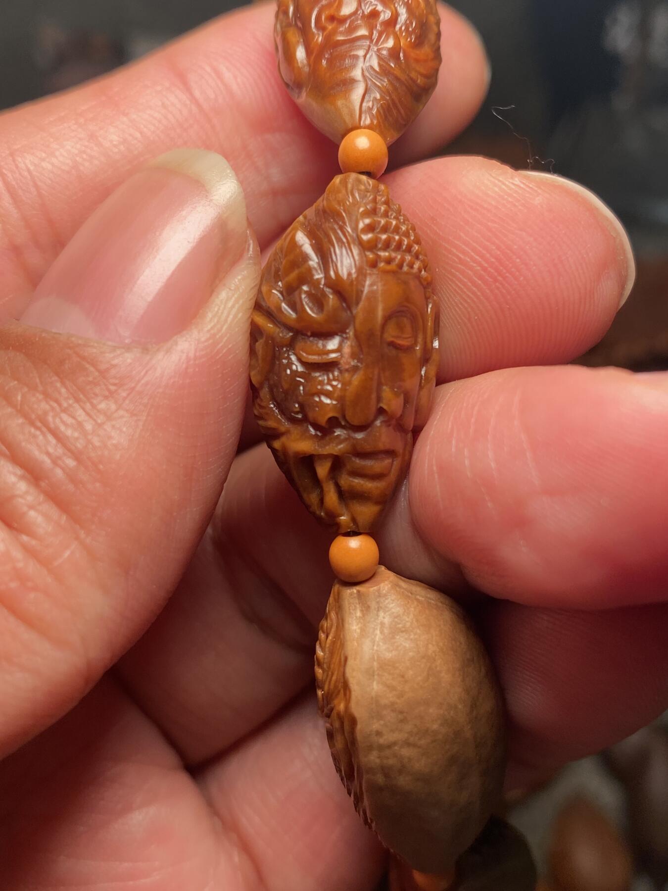 捡漏苏州非物质文化遗产，核雕艺术老苏工 福利苏工核雕纯手工半包桨佛魔一念手串，雕工深峻，个性十足，等待有缘人，尺寸1。35x2。6喜欢的来