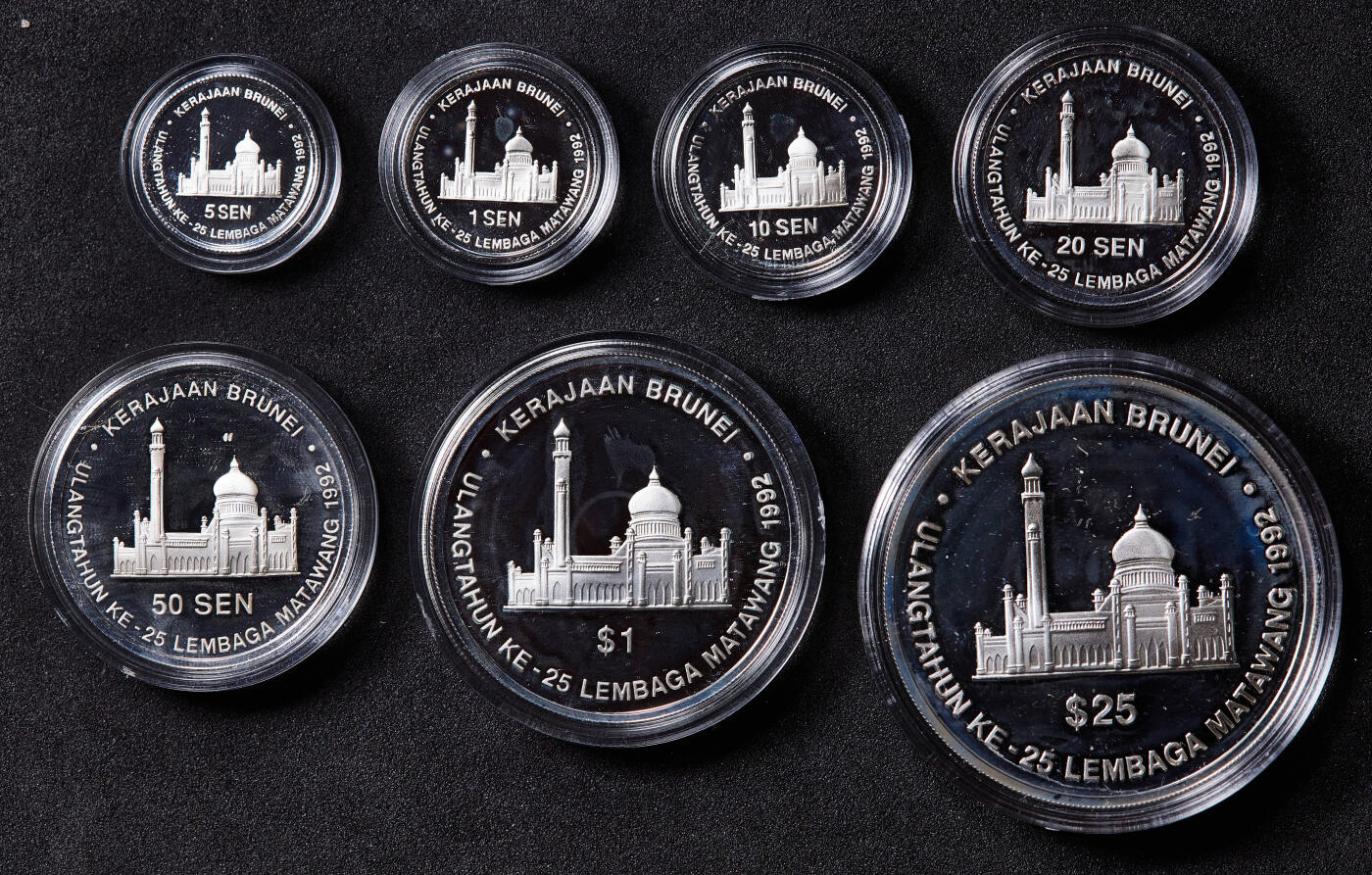 【俄甄集藏】满园春色-2026年(051)04-22星期三 晚 19:30 全场包邮 文莱1992年哈桑纳尔·博尔基亚苏丹头像纪念货币局成立25周年精制全银套币，原盒证，建筑为奥马尔·阿里·赛福鼎清真寺，共计74.41克，925银，发行量2000套，名誉品种