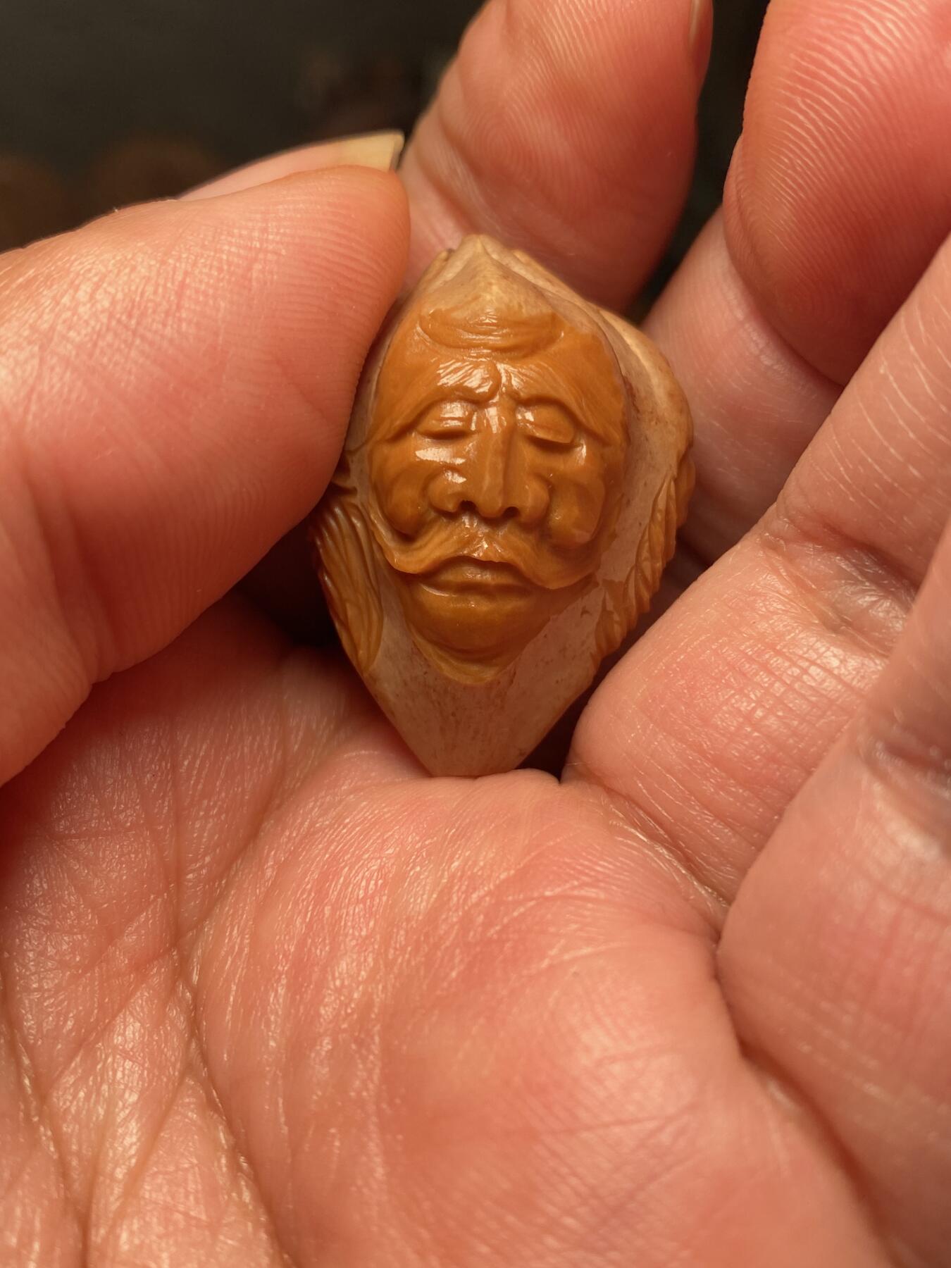 捡漏苏州非物质文化遗产，核雕艺术老苏工 福利苏工核雕，纯手工雕刻,四花人群仙会，个性十足，等待有缘人，尺寸2。5x3.4喜欢的来