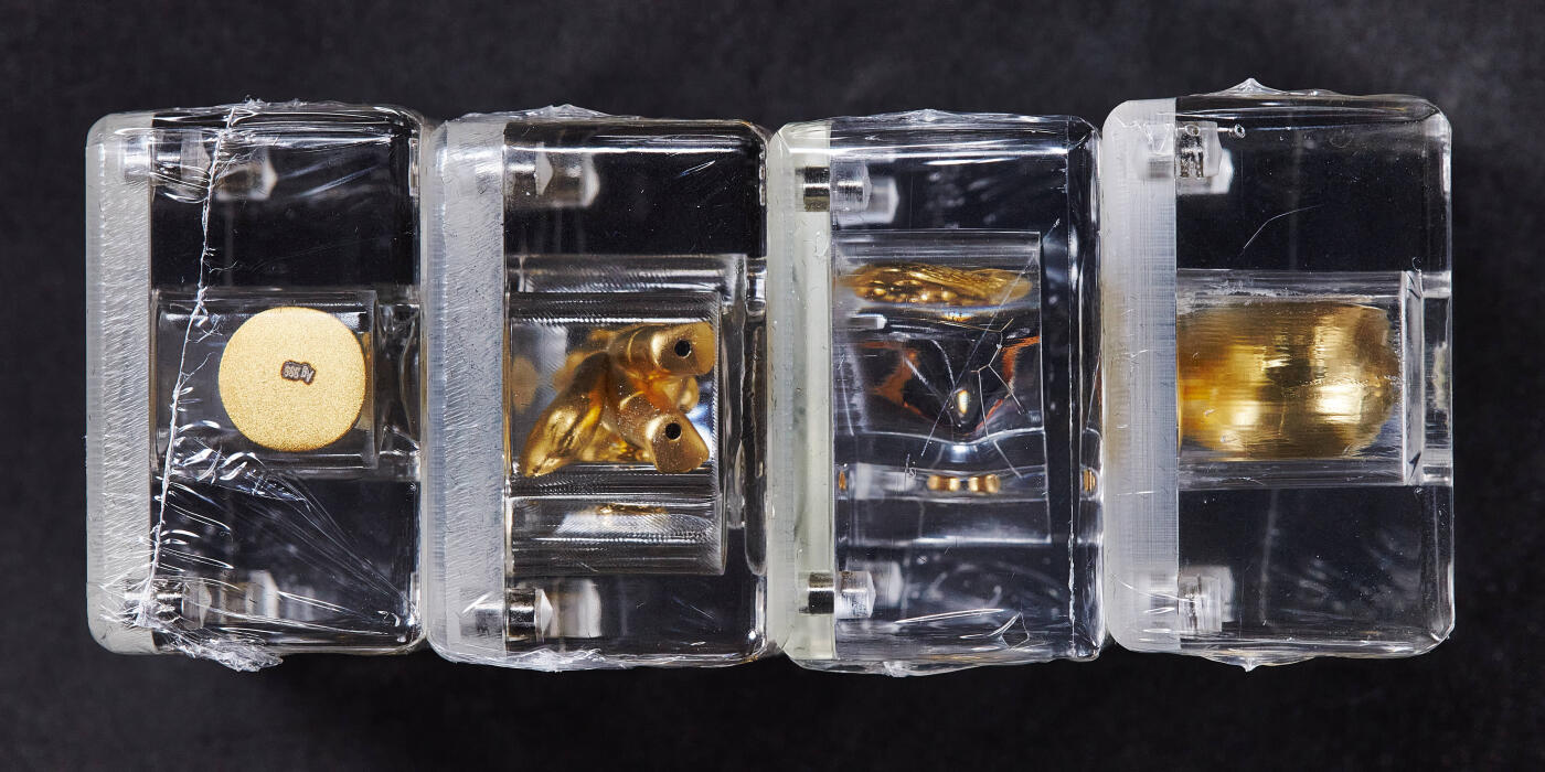 【俄甄集藏】满园春色-2026年(051)04-22星期三 晚 19:30 全场包邮 俄罗斯2018年足球世界杯镀金纯银异形纪念章4枚一组，FIFA官方授权，含纯银11克，原盒证，中国深圳造