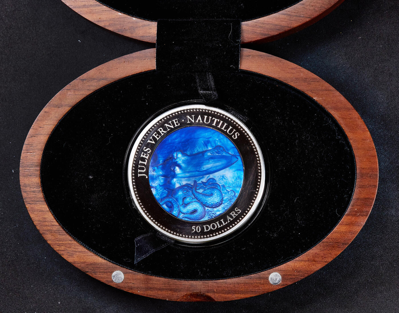 【俄甄集藏】满园春色-2026年(051)04-22星期三 晚 19:30 全场包邮 库克群岛2014年《海底两万里》-鹦鹉螺号潜艇5盎司蓝色珍珠贝母镶嵌50元精制大银币，原木盒精装，带证书，重155.55克，999银，发行量750枚，名誉品种