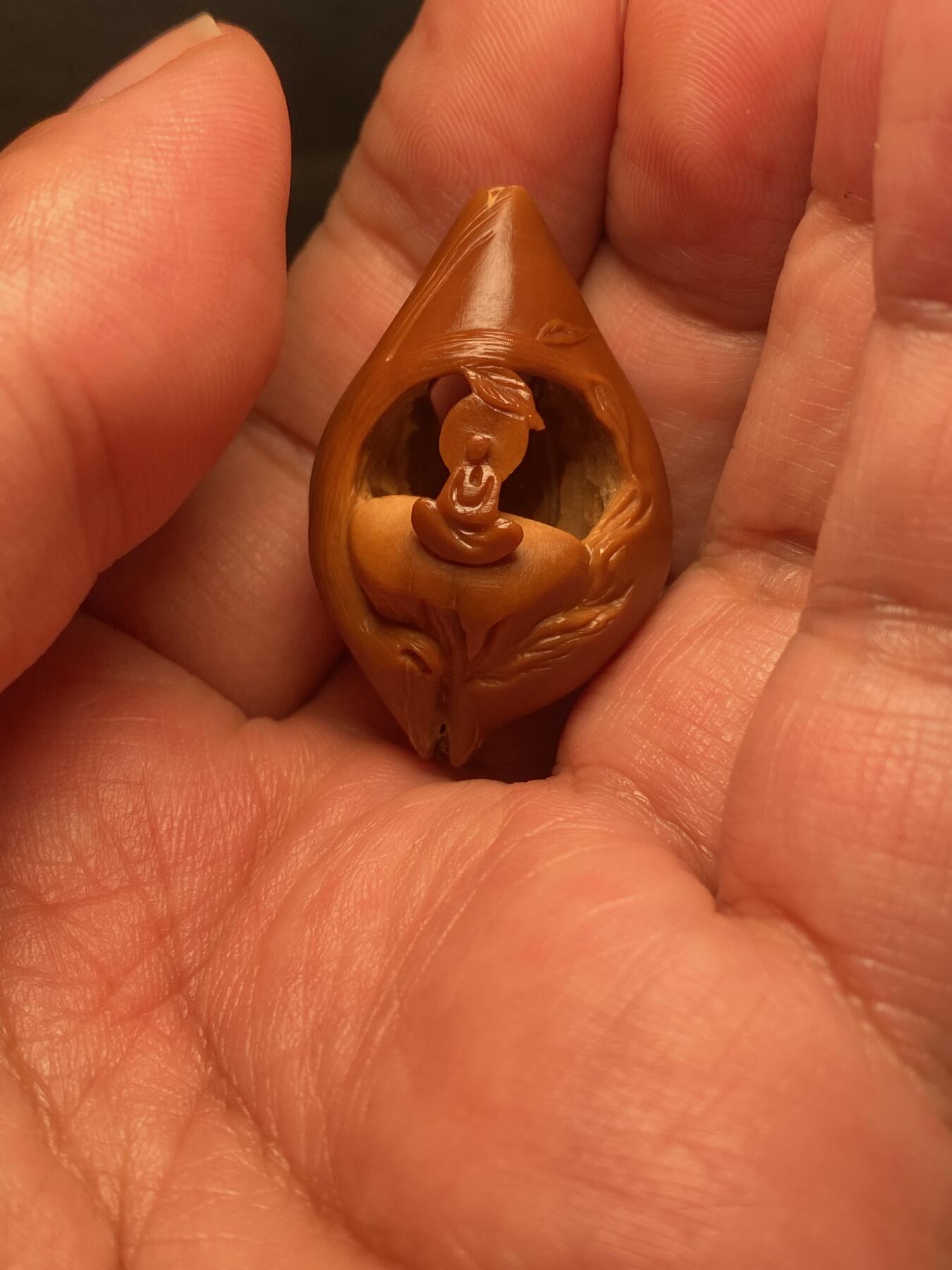 捡漏苏州非物质文化遗产，核雕艺术老苏工 福利苏工核雕纯手工风景无相单籽，雕工深峻，个性十足，等待有缘人，尺寸2.35x3。7喜欢的来