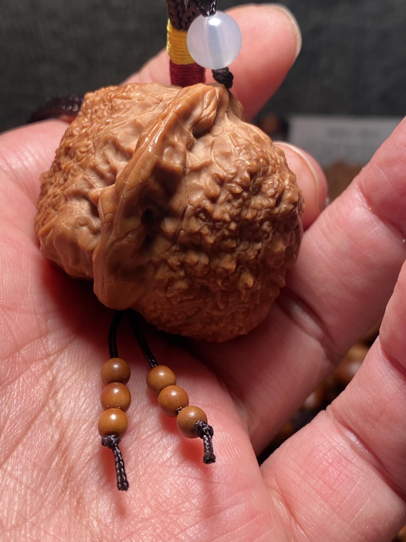 捡漏苏州非物质文化遗产，核雕艺术老苏工 福利苏工核雕，纯手工雕刻,核桃老苏工留刀痕双面达摩百态手把件，个性十足，等待有缘人，市场无同款，尺寸4。2喜欢的来