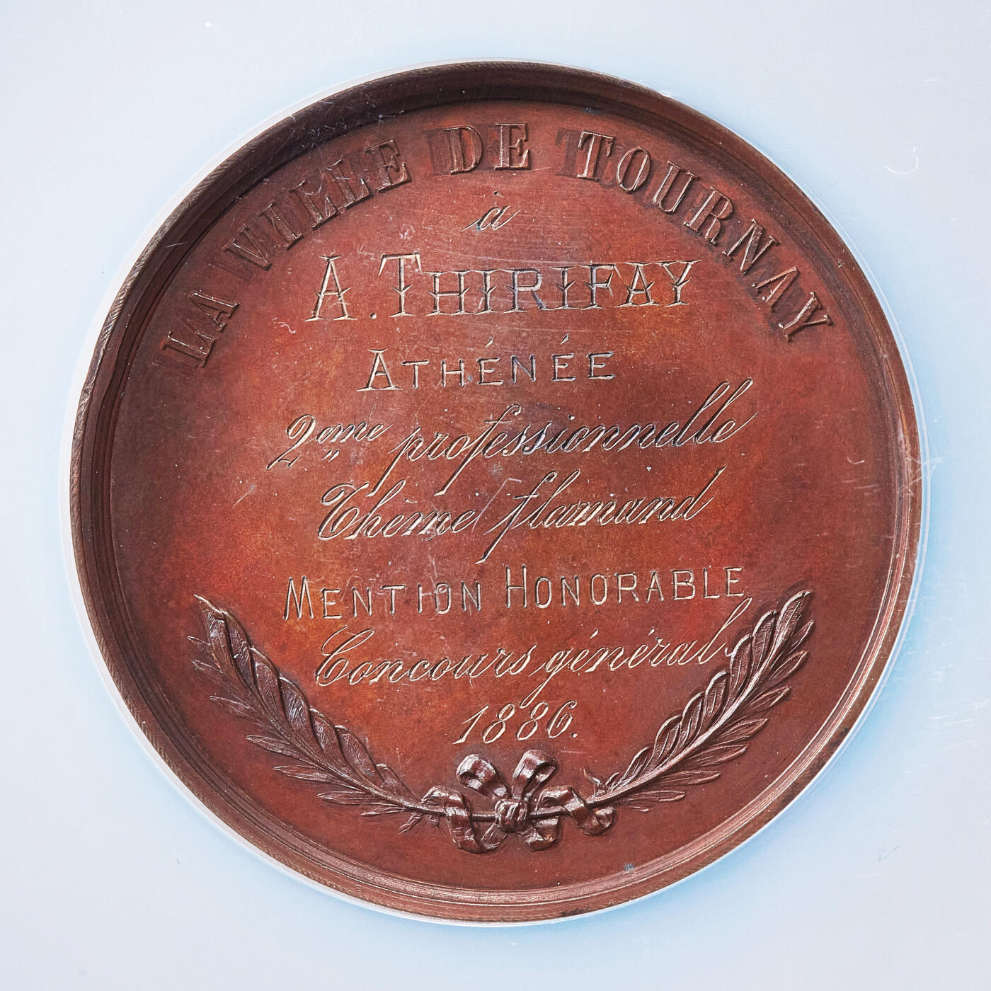 【俄甄集藏】满园春色-2026年(051)04-22星期三 晚 19:30 全场包邮 比利时1886年胜利女神坐像纪念图尔奈全民运动竞赛大铜章，NGC MS62，红铜原色包浆，高浮雕，设计简约而精美，授予A·特里费，直径：50mm，重：45.8克，标签错误