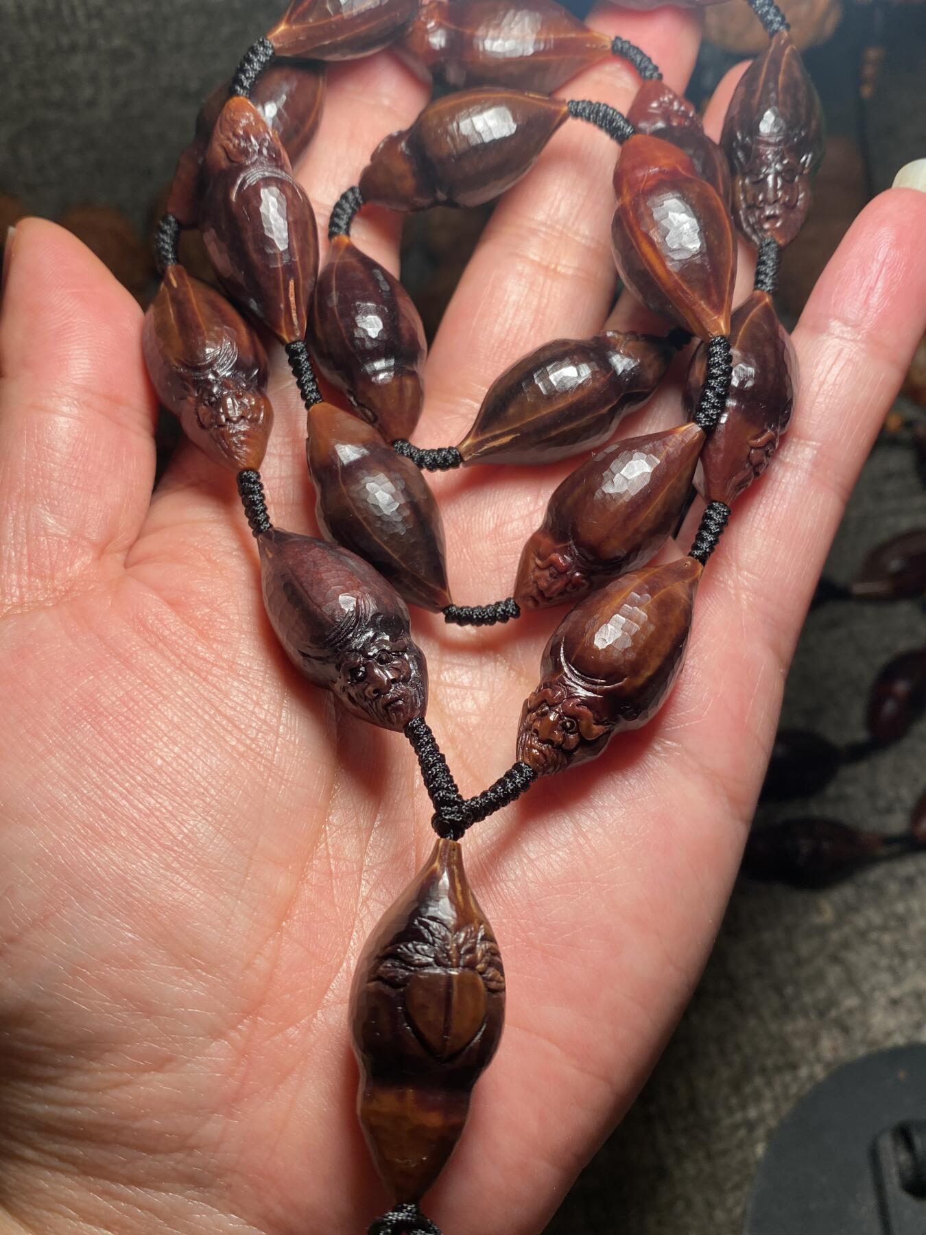 捡漏苏州非物质文化遗产，核雕艺术老苏工 福利苏工核雕纯手工老手艺名家王红秋老师雕刻异型紫核全刀工福禄寿百态，雕工深峻，个性十足，等待有缘人，尺寸1。5x3。2喜欢的来