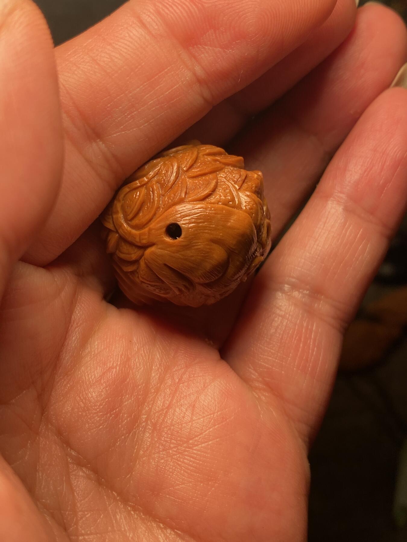 捡漏苏州非物质文化遗产，核雕艺术老苏工 福利苏工核雕纯手工铁核数钱三通，雕工深峻，个性十足，等待有缘人，尺寸2。7x2.9,目前核界最大尺寸喜欢的来