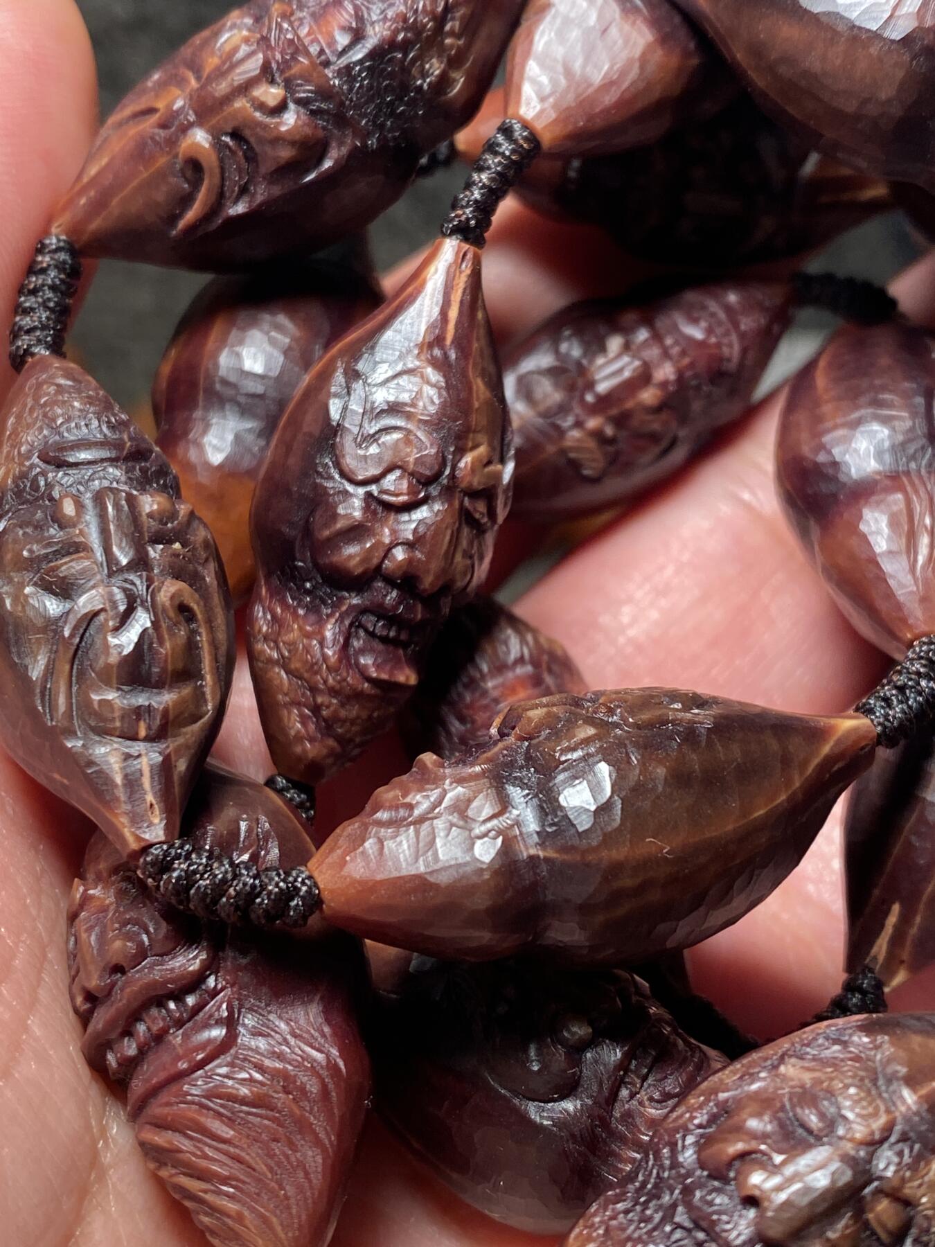 捡漏苏州非物质文化遗产，核雕艺术老苏工 福利苏工核雕纯手工老手艺名家王红秋老师雕刻异型紫核全刀工福禄十八罗汉，雕工深峻，个性十足，等待有缘人，尺寸1。5x3。2喜欢的来