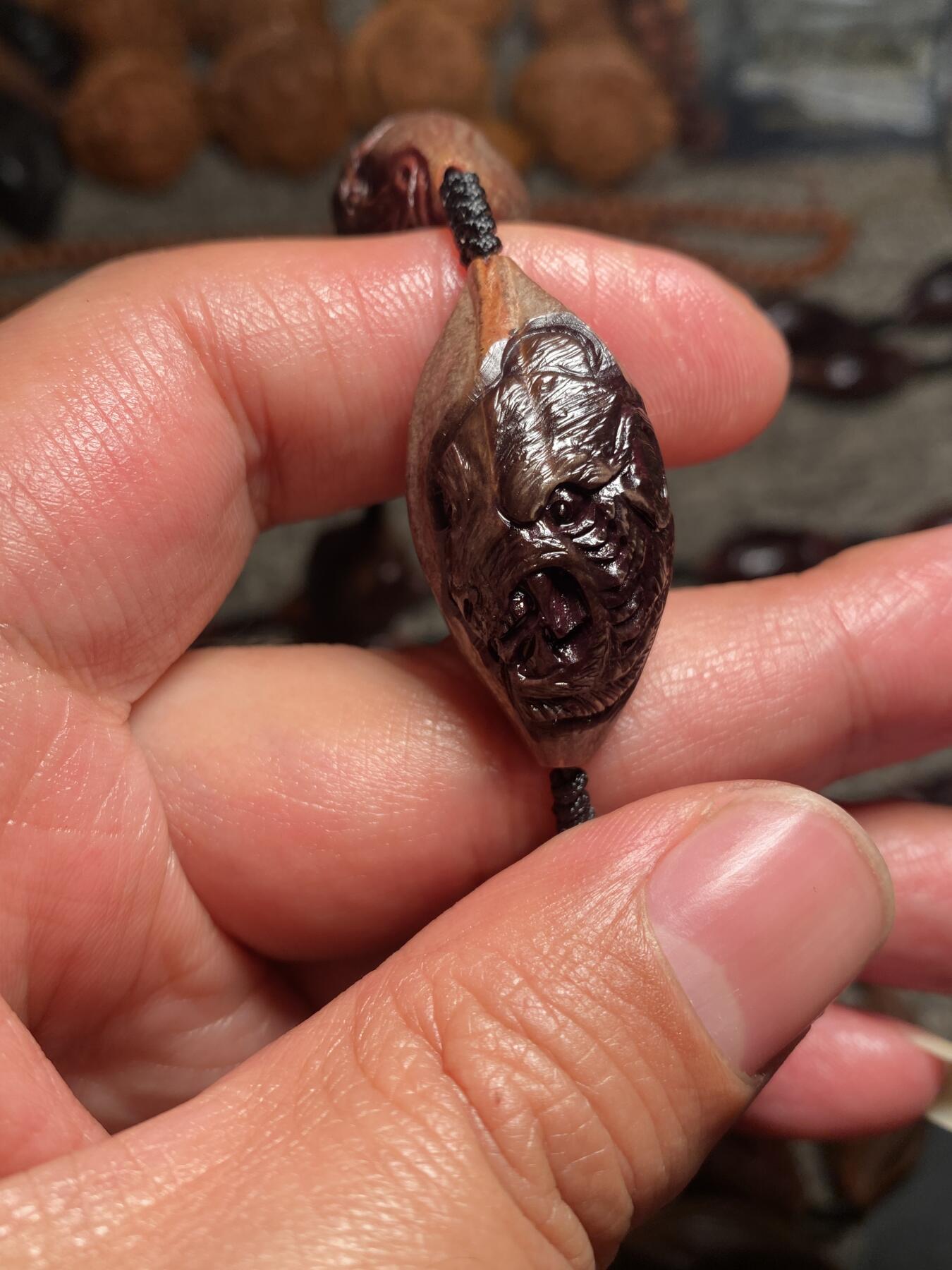 捡漏苏州非物质文化遗产，核雕艺术老苏工 福利苏工核雕纯手工老手艺名家王红秋老师雕刻紫核全手工福禄寿喜财十二生肖，雕工深峻，个性十足，等待有缘人，尺寸1。75x3.6喜欢的来