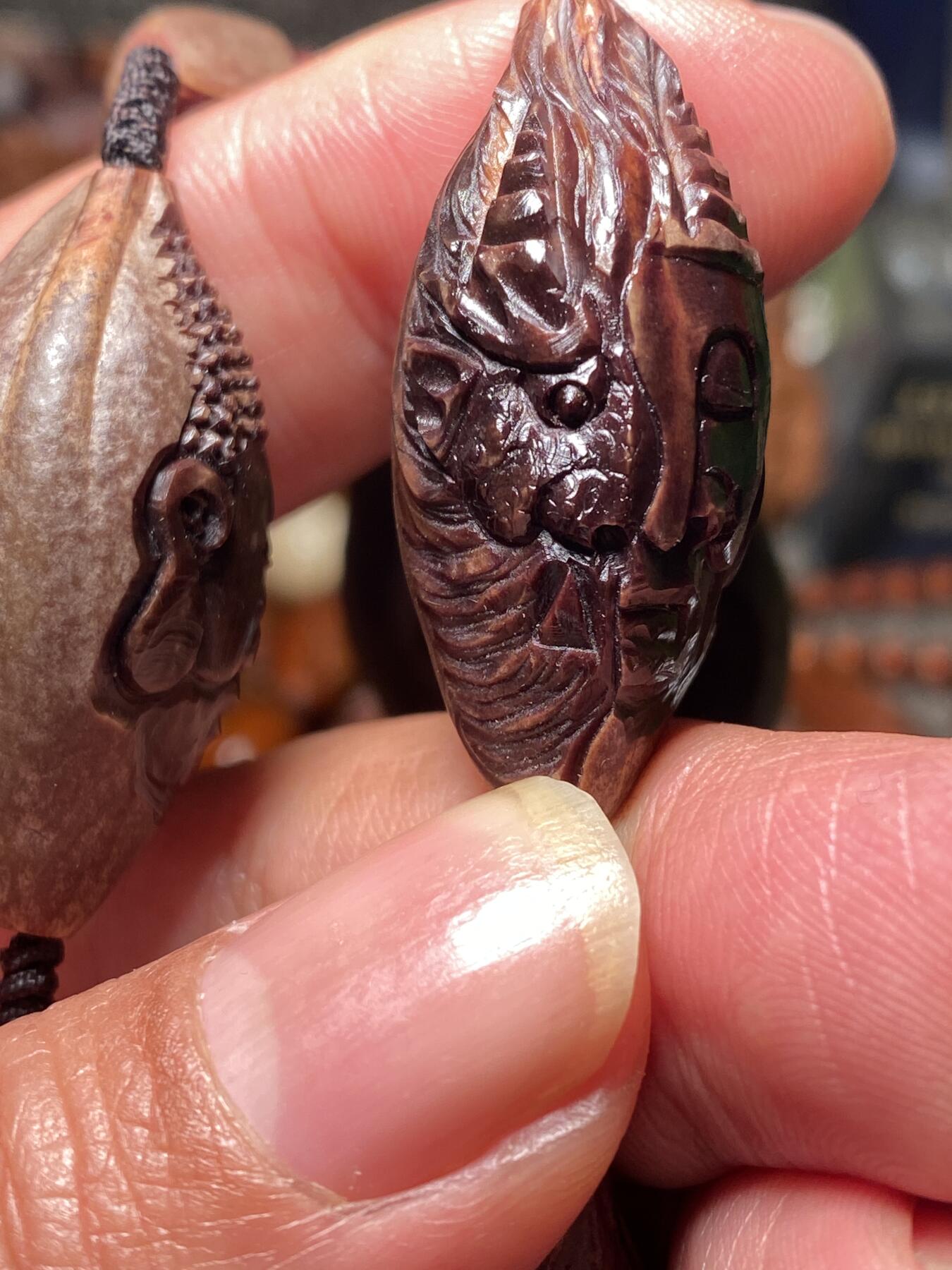 捡漏苏州非物质文化遗产，核雕艺术老苏工 福利孤品苏工核雕纯手工老手艺，老款佛魔紫核一念之间，雕工深峻，个性十足，等待有缘人，尺寸1。65x3.45喜欢的来