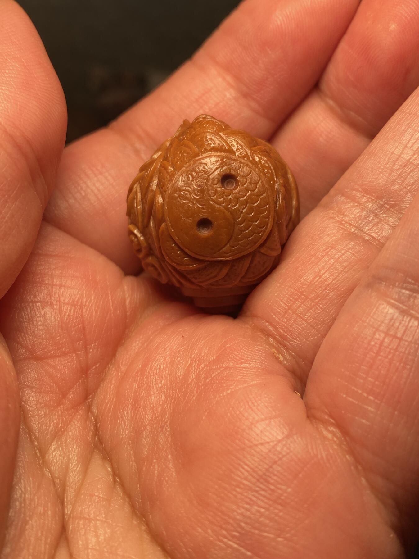 捡漏苏州非物质文化遗产，核雕艺术老苏工 福利苏工核雕纯手工铁核数钱三通，雕工深峻，个性十足，等待有缘人，尺寸2。7x2.9,目前核界最大尺寸喜欢的来